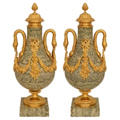 coppia di urne neoclassiche francesi della fine del XIX secolo. Marmo e urne in ormù