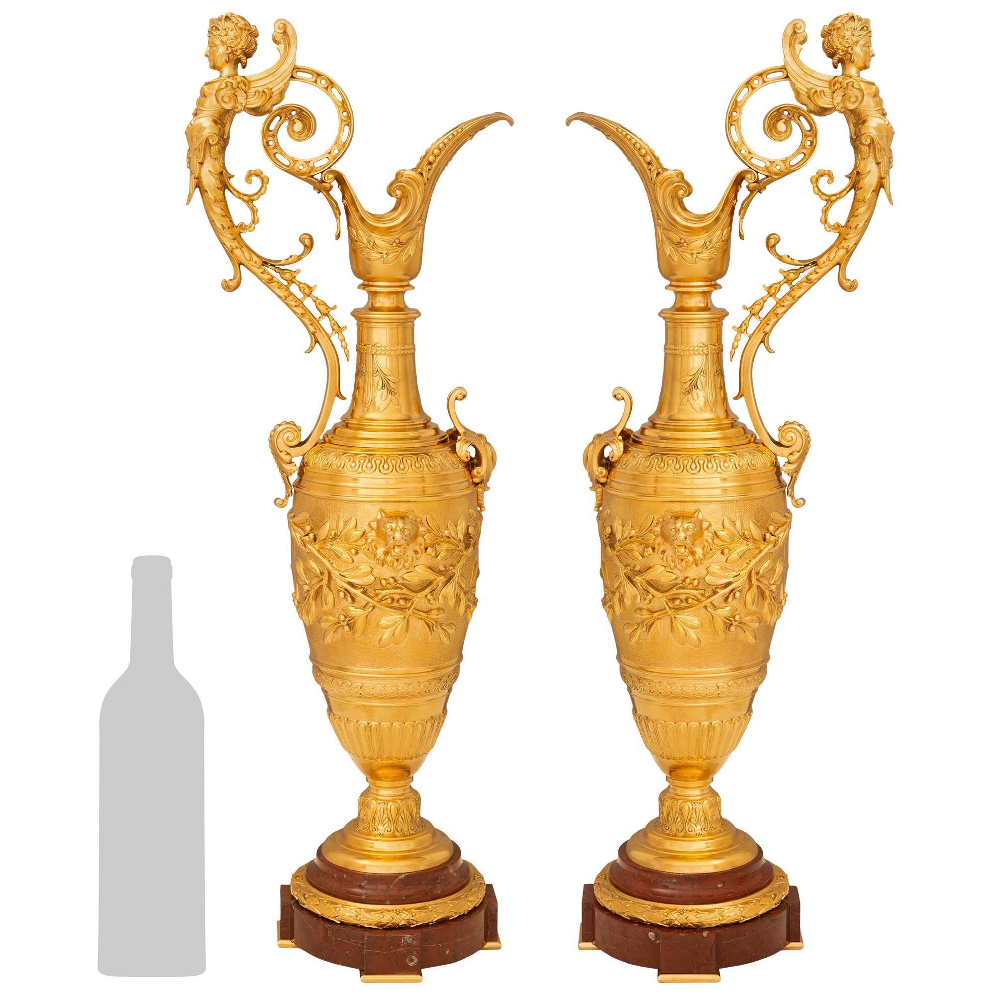 Una coppia di urne in marmo Rouge Griotte e Ormolu di epoca rinascimentale francese della fine del XIX secolo. Ogni splendido bicchiere è sollevato su una base circolare in marmo Rouge Griotte con quattro piedi a blocco sporgenti sotto una fascia di