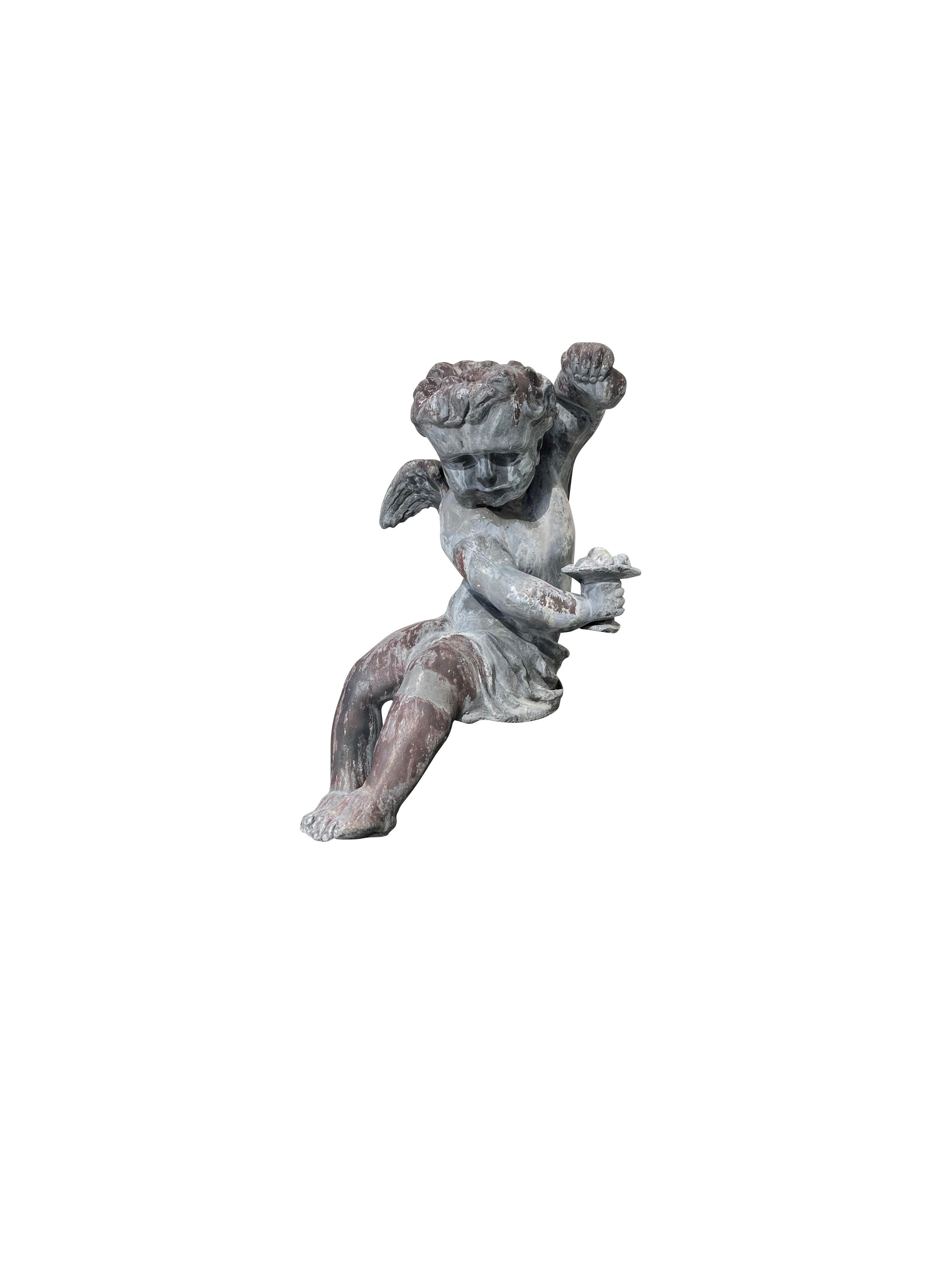 Paire de figurines de jardin en plomb de Bacchus Putti assises dans un jardin français en vente 9