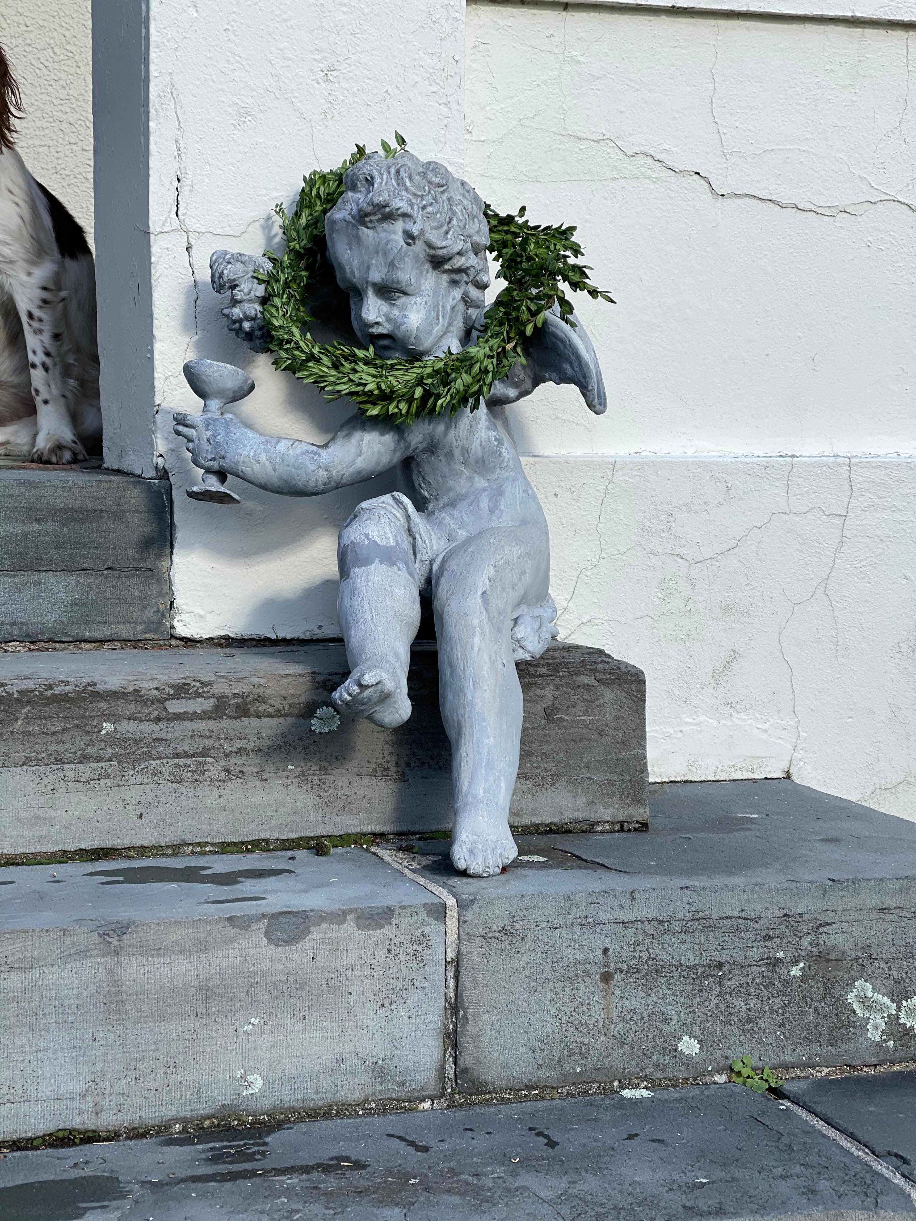 Paire de figurines de jardin en plomb de Bacchus Putti assises dans un jardin français en vente 11