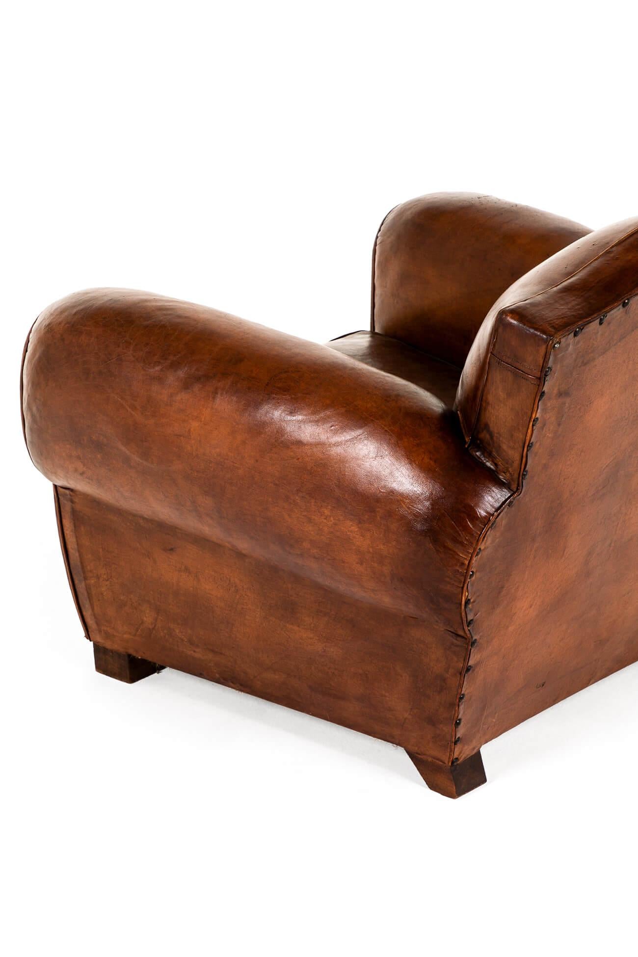 Paire de fauteuils club en cuir français en vente 2