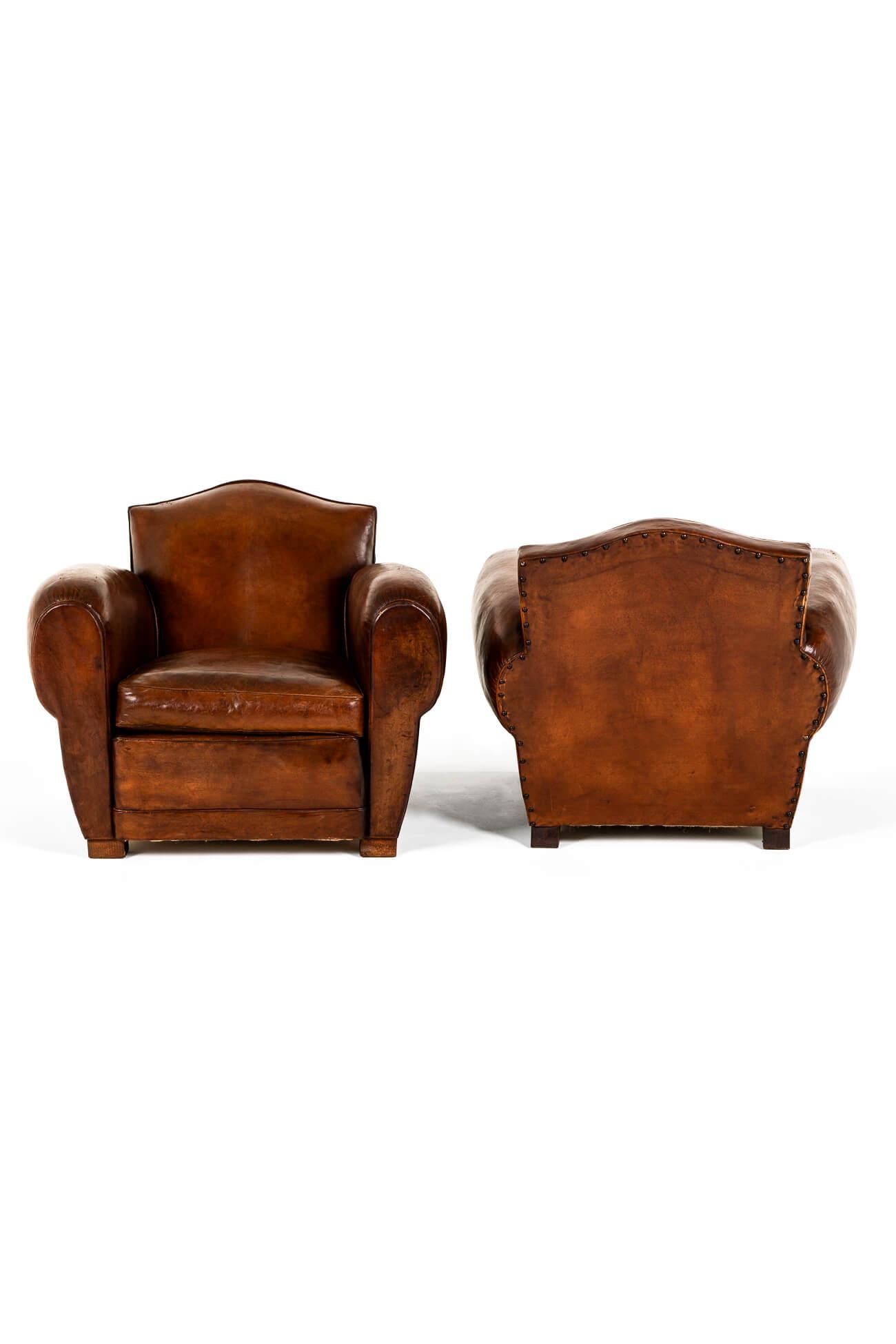 Country Paire de fauteuils club en cuir français en vente