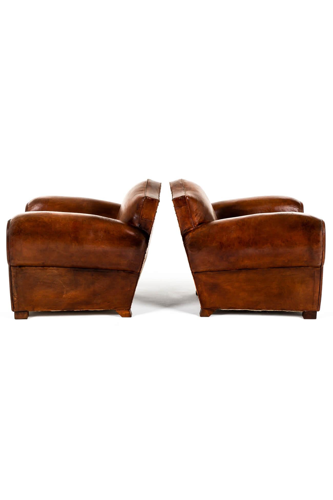 Britannique Paire de fauteuils club en cuir français en vente