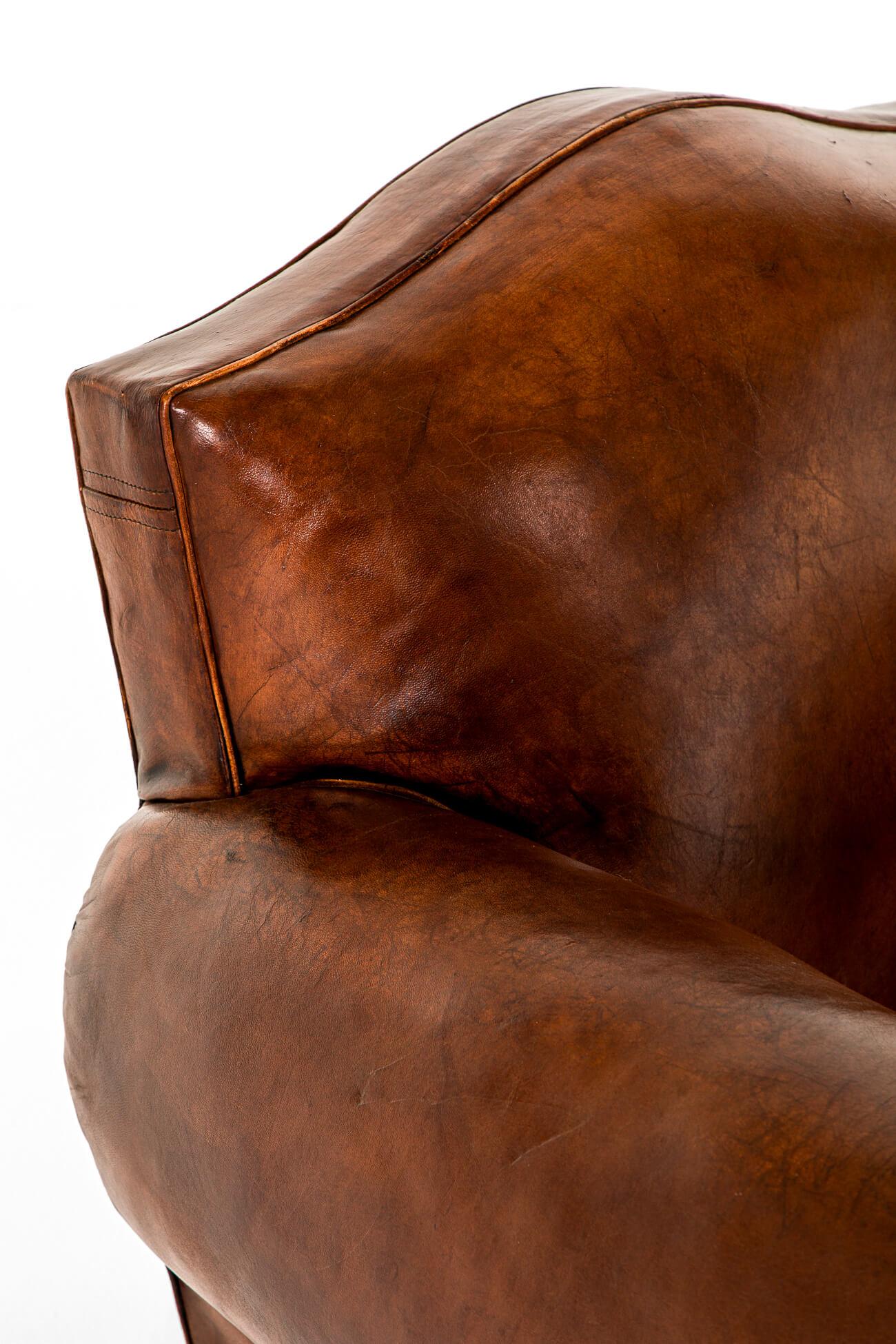 Paire de fauteuils club en cuir français Bon état - En vente à Faversham, GB