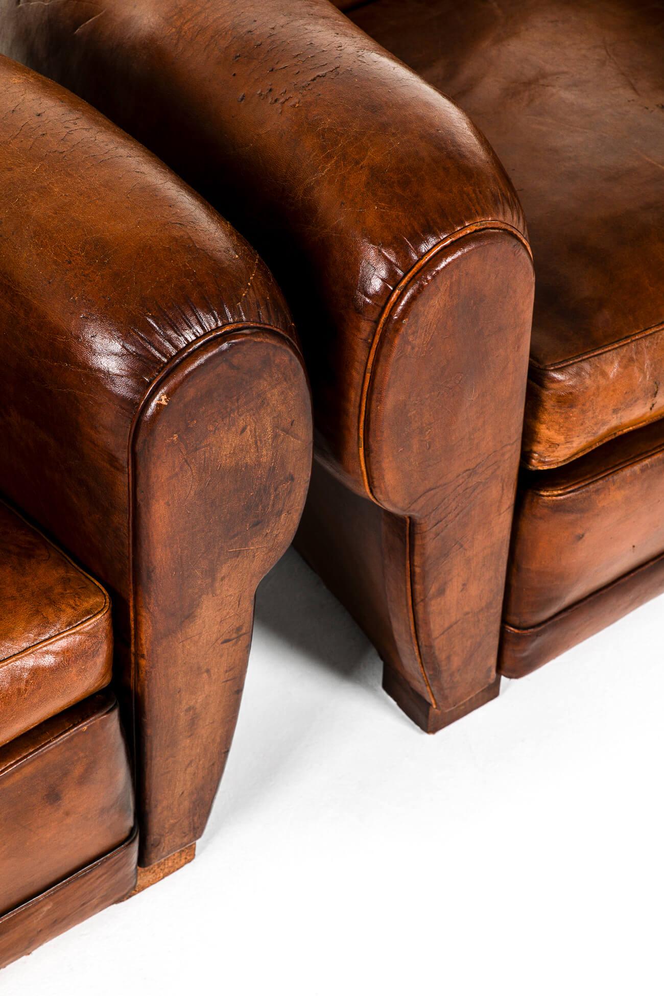 Cuir Paire de fauteuils club en cuir français en vente
