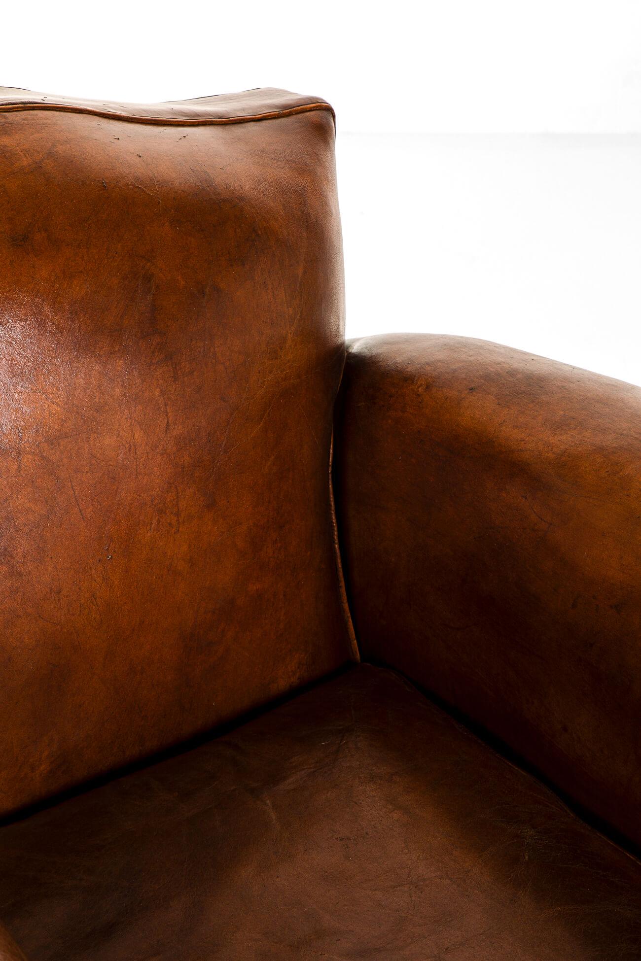 Paire de fauteuils club en cuir français en vente 1