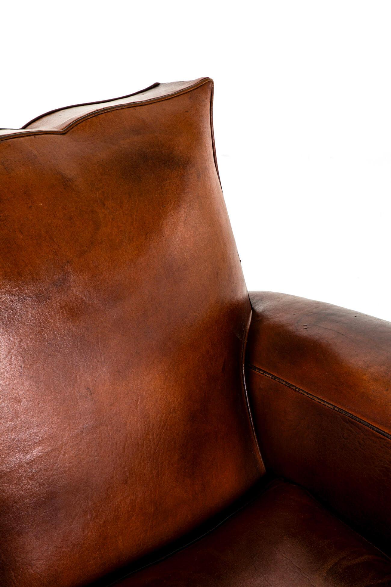 Paire de fauteuils club en cuir avec dossier moustache en vente 2