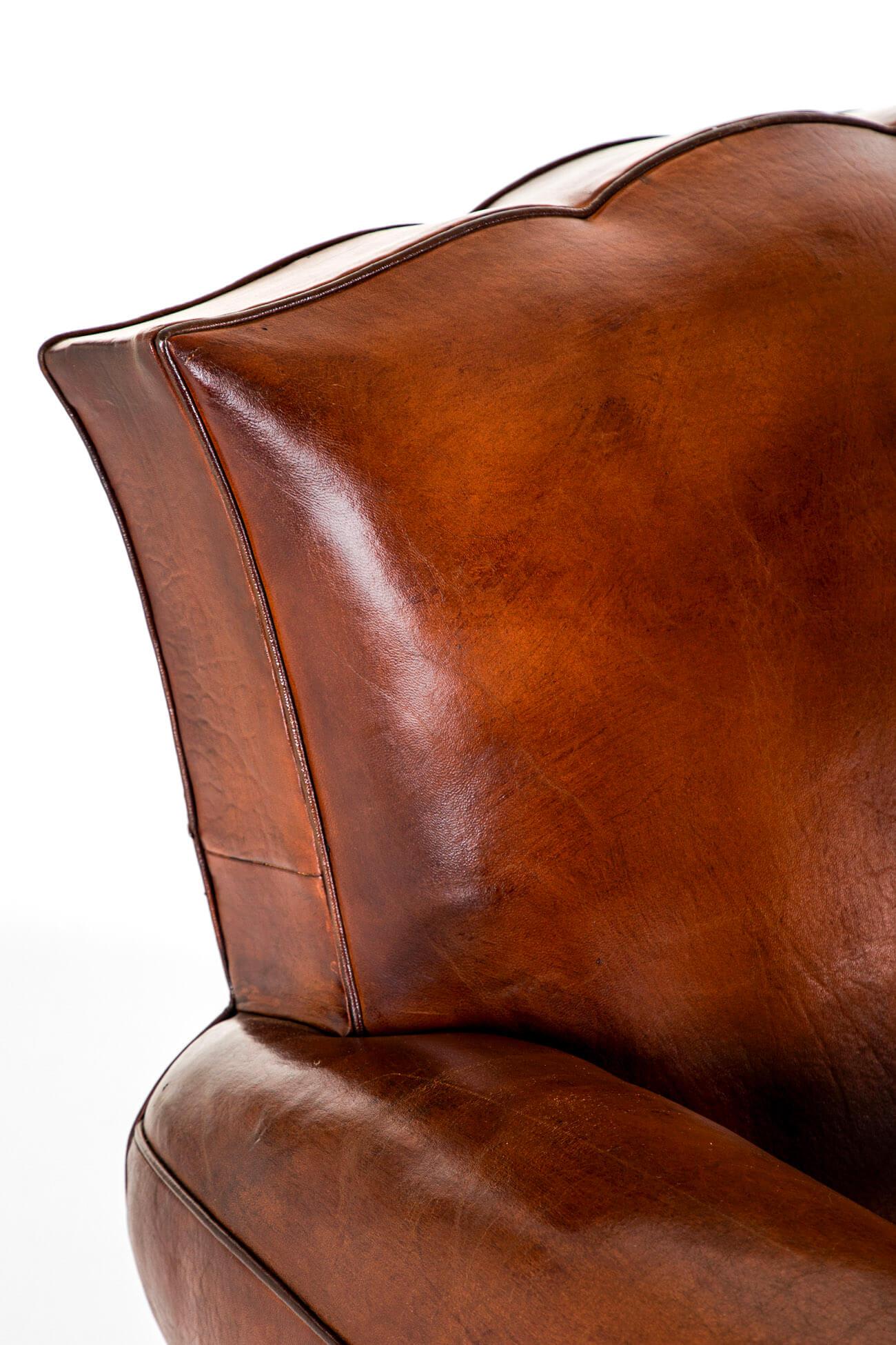 Paire de fauteuils club en cuir avec dossier moustache en vente 3