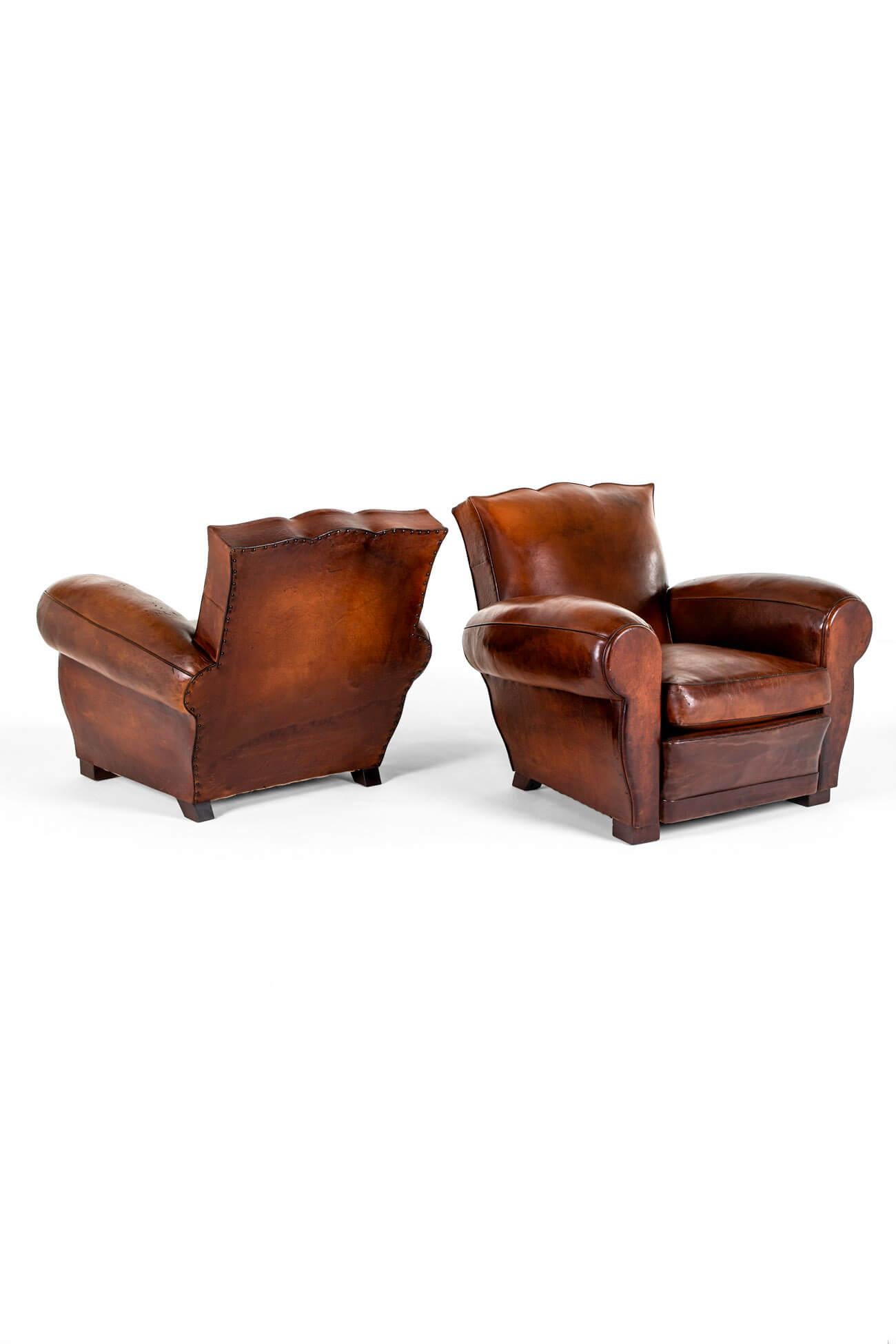 Art nouveau Paire de fauteuils club en cuir avec dossier moustache en vente