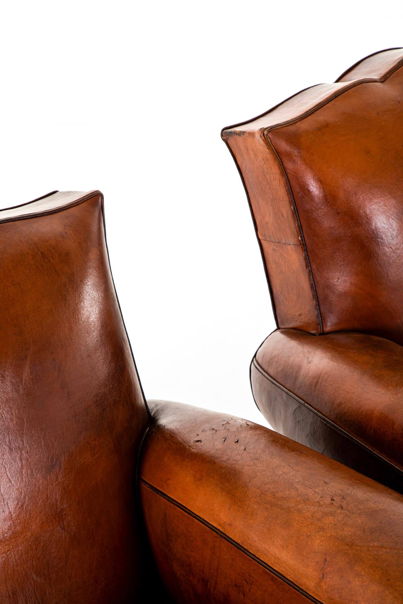 Paire de fauteuils club en cuir avec dossier moustache Bon état - En vente à Faversham, GB