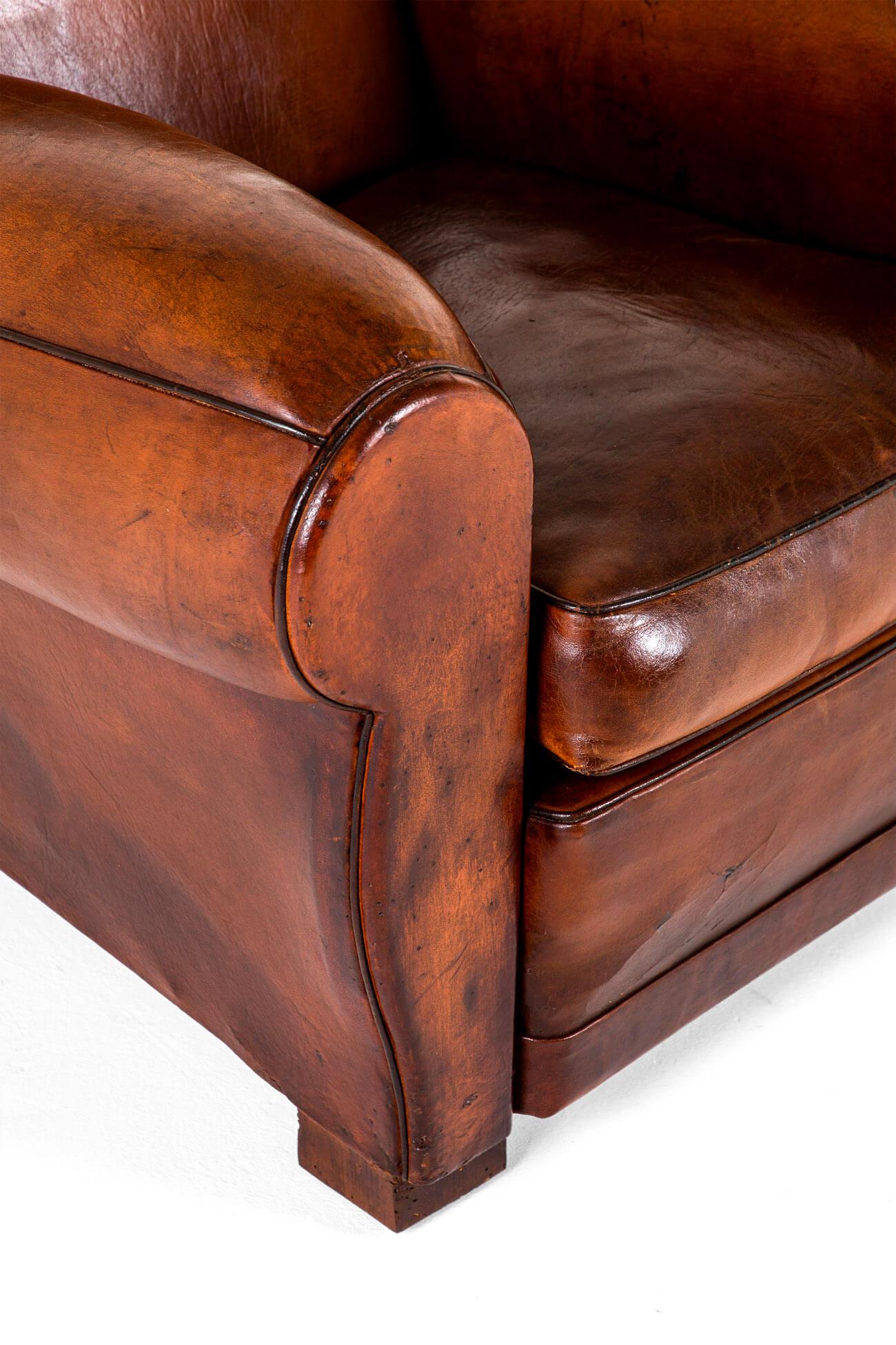 Cuir Paire de fauteuils club en cuir avec dossier moustache en vente