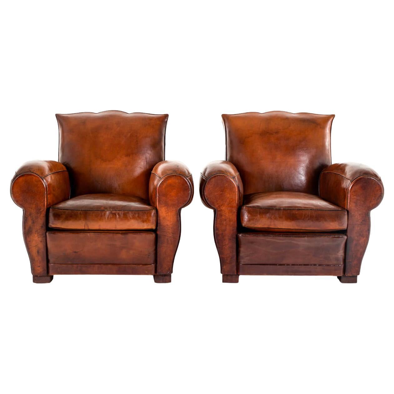 Coppia di sedie da club in pelle francese con schienale a baffi