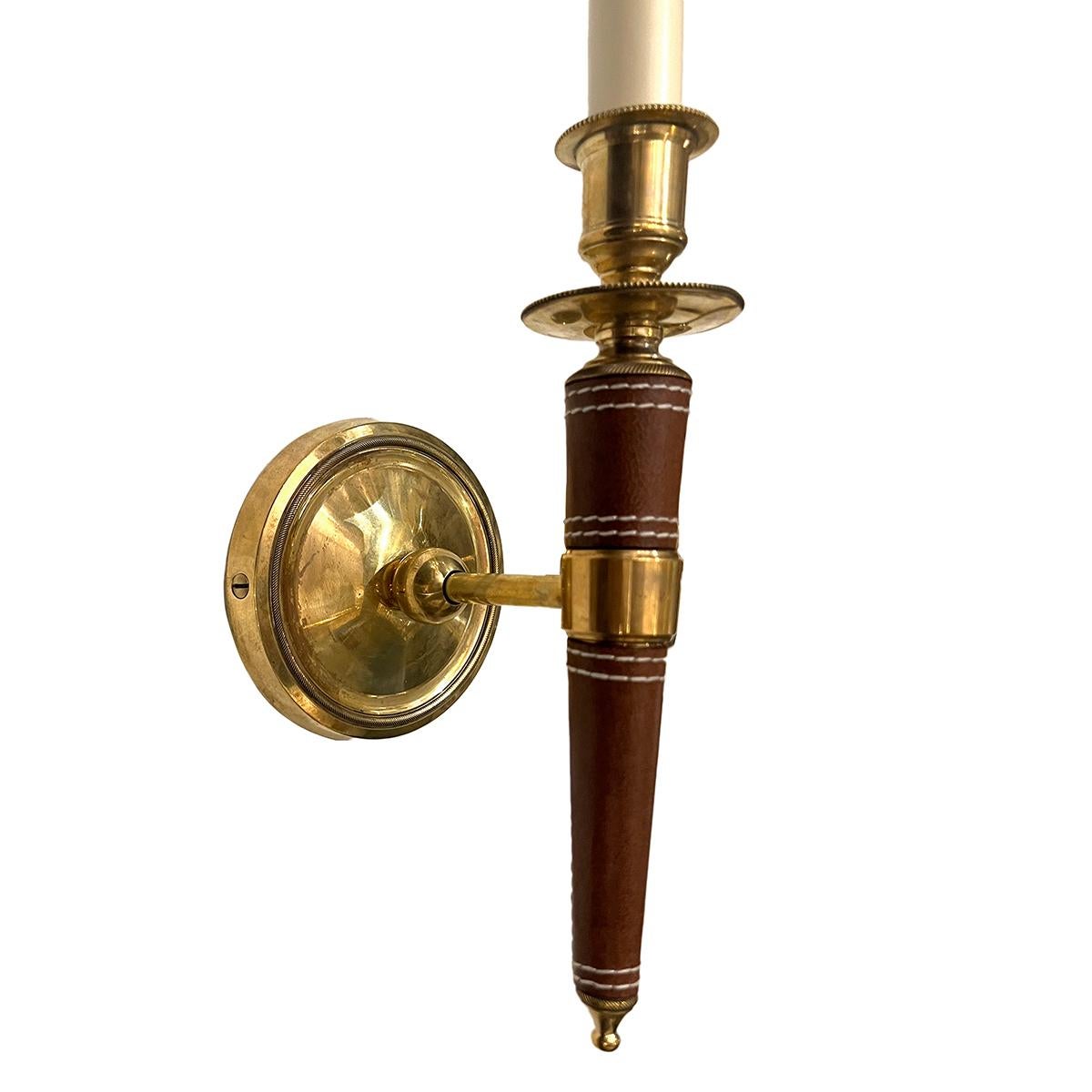 Coppia di appliques italiane in bronzo del 1950 circa con corpo in pelle.

Misure:
Altezza: 13