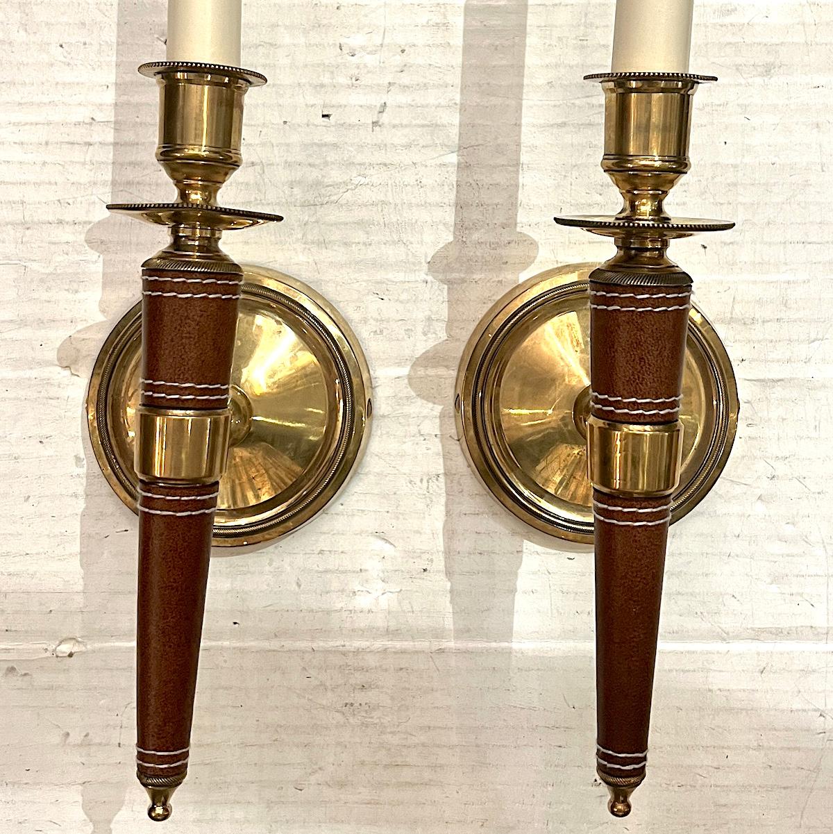 Coppia di lampade francesi in pelle In condizioni buone in vendita a New York, NY