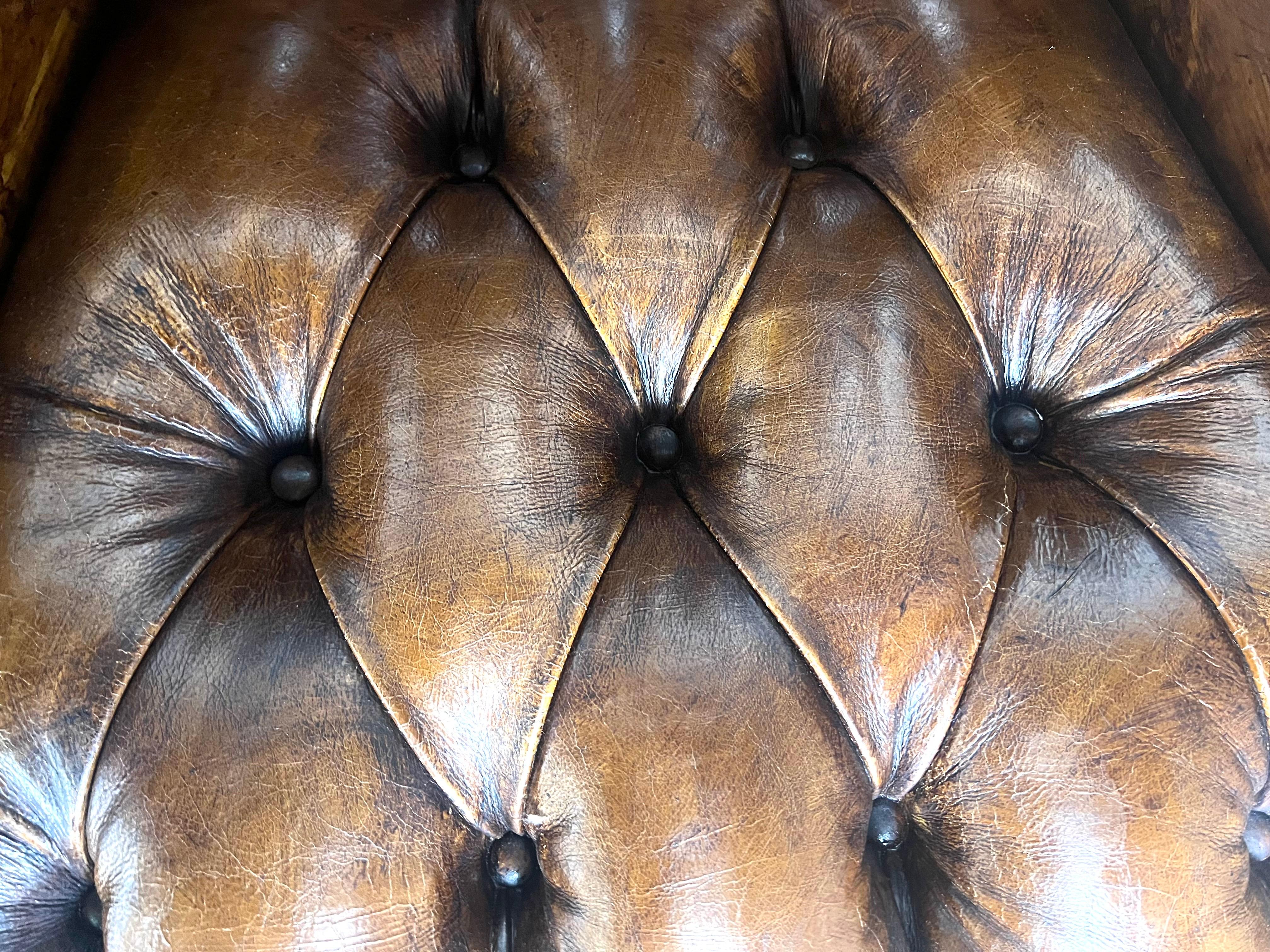 Paire de chaises à dossier touffeté en cuir français, vers 1930 en vente 3