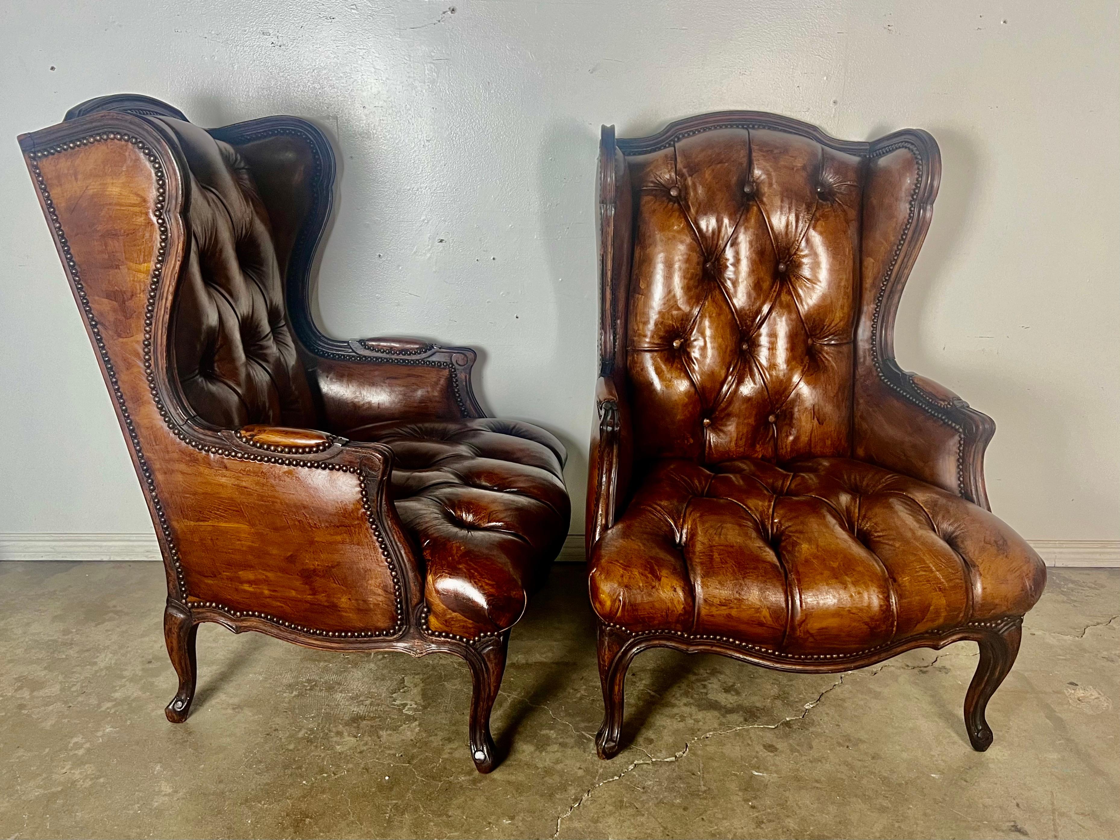 Louis XV Paire de chaises à dossier touffeté en cuir français, vers 1930 en vente