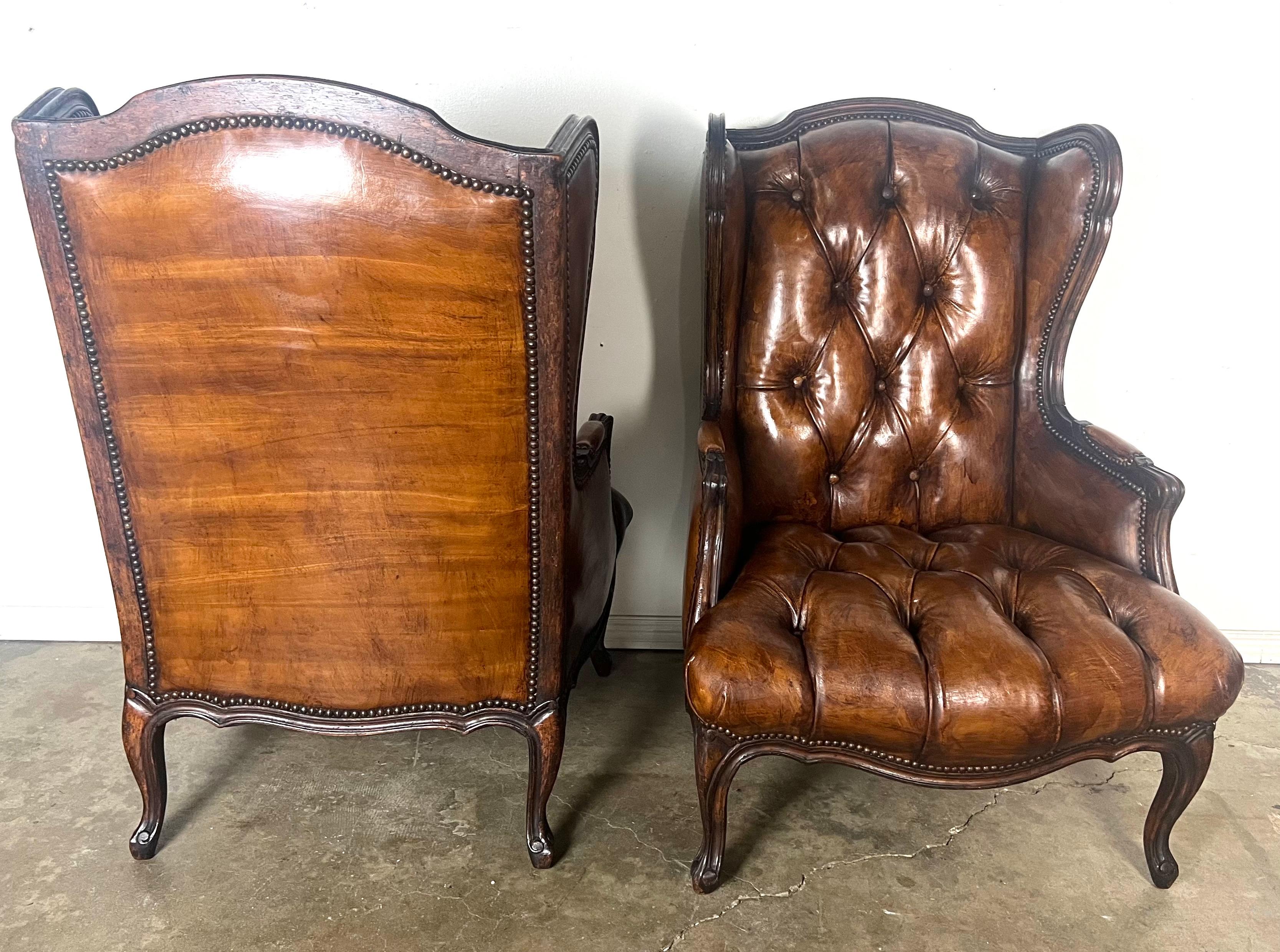 Paire de chaises à dossier touffeté en cuir français, vers 1930 Abîmé - En vente à Los Angeles, CA