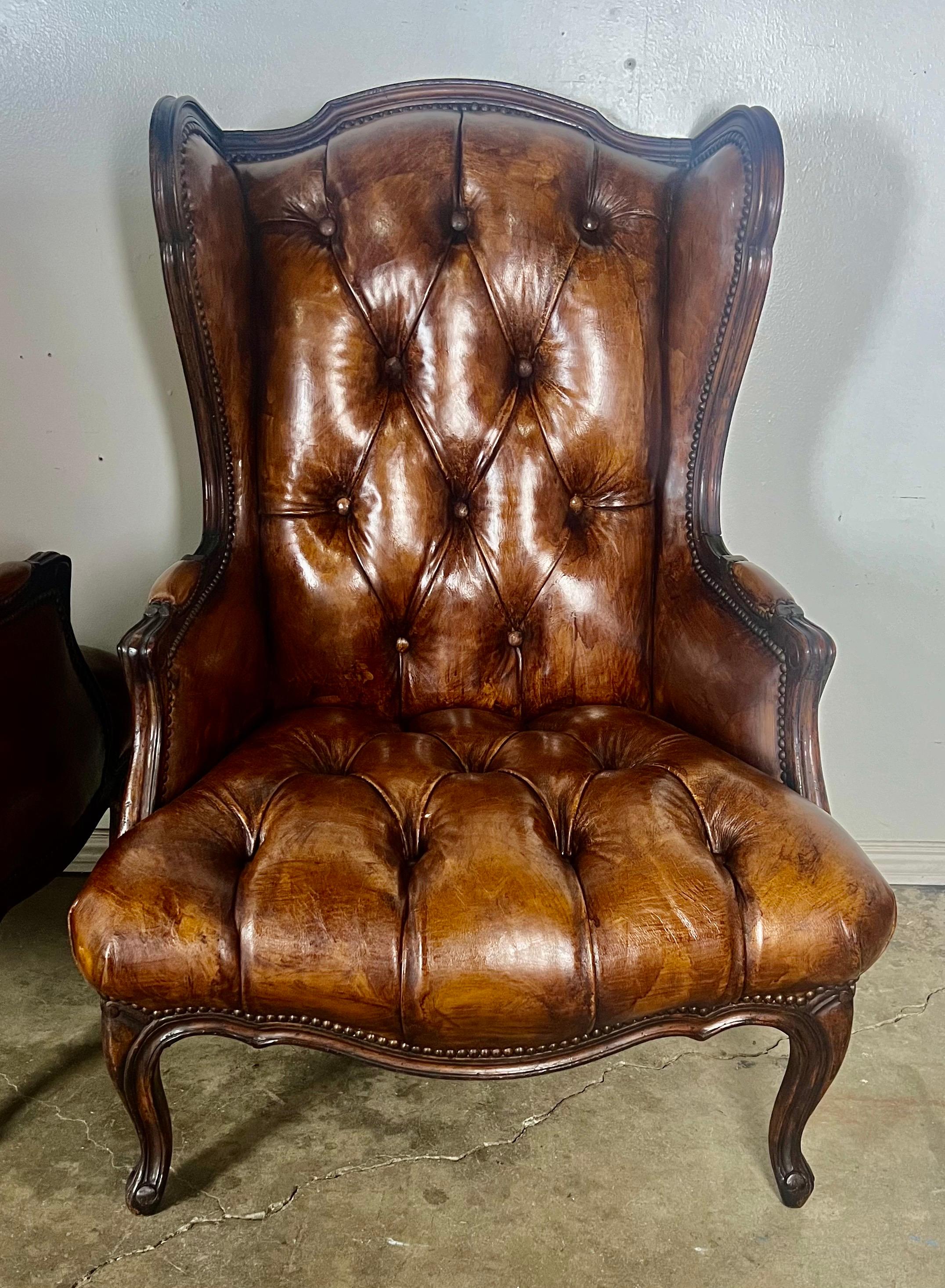 Milieu du XXe siècle Paire de chaises à dossier touffeté en cuir français, vers 1930 en vente
