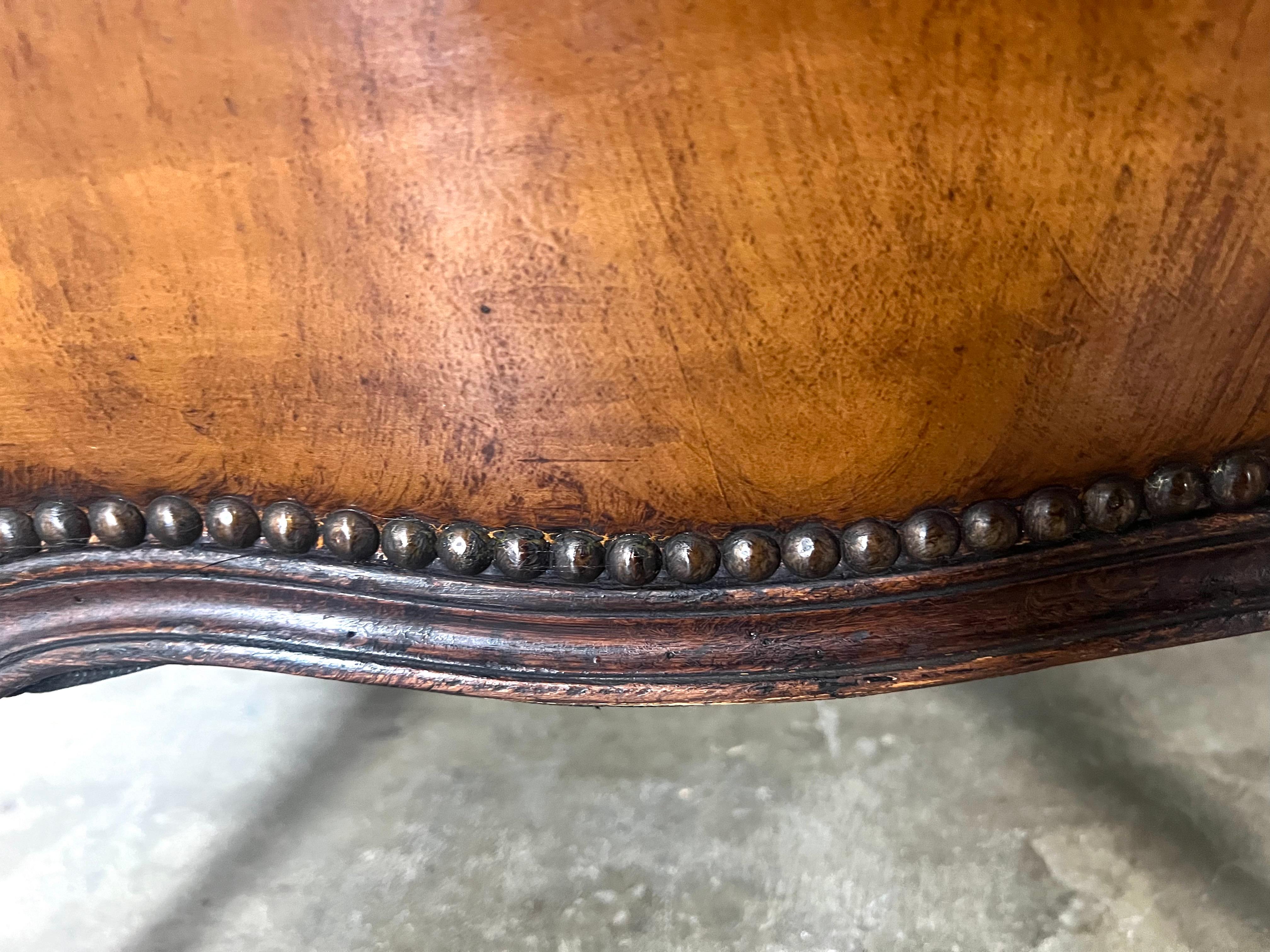 Paire de chaises à dossier touffeté en cuir français, vers 1930 en vente 1