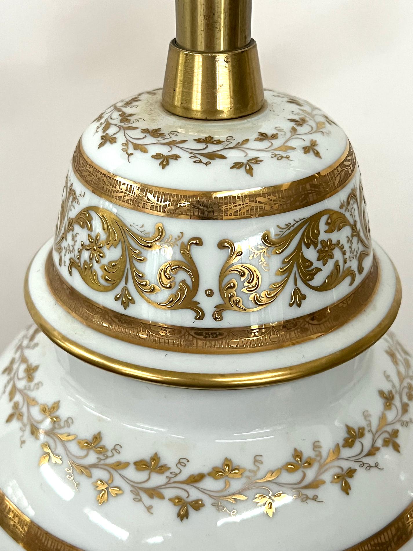 Paar französische Glasgefäße mit Deckel und vergoldeter Dekoration von Marbro Lamp Co.  (Hollywood Regency) im Angebot