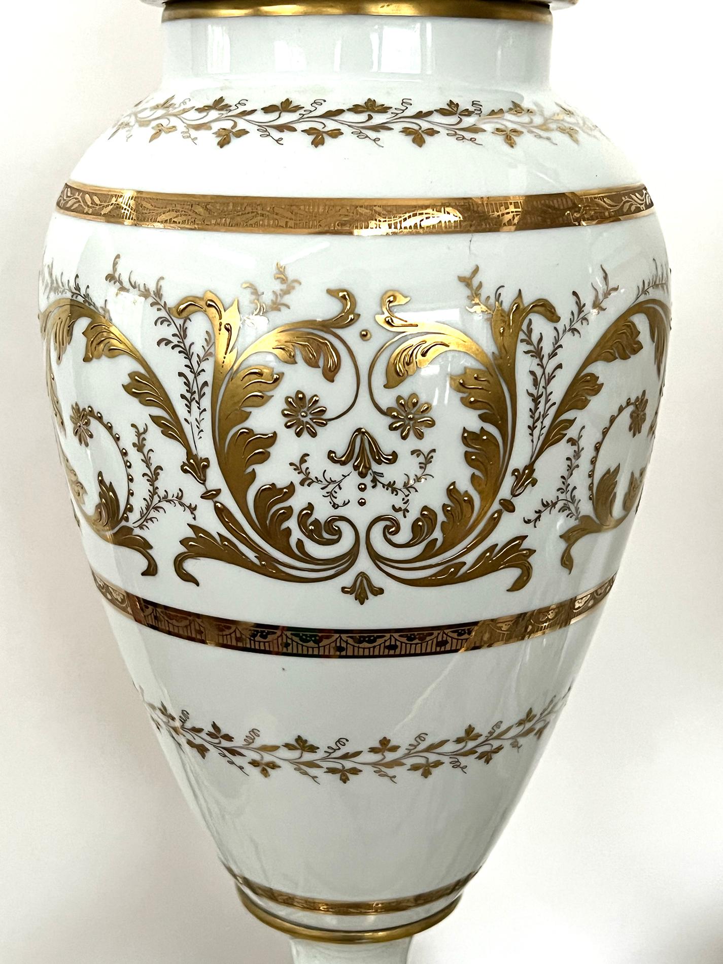 Américain Paire de pots à couvercle avec décoration dorée de Marbro Lamp Co.  en vente