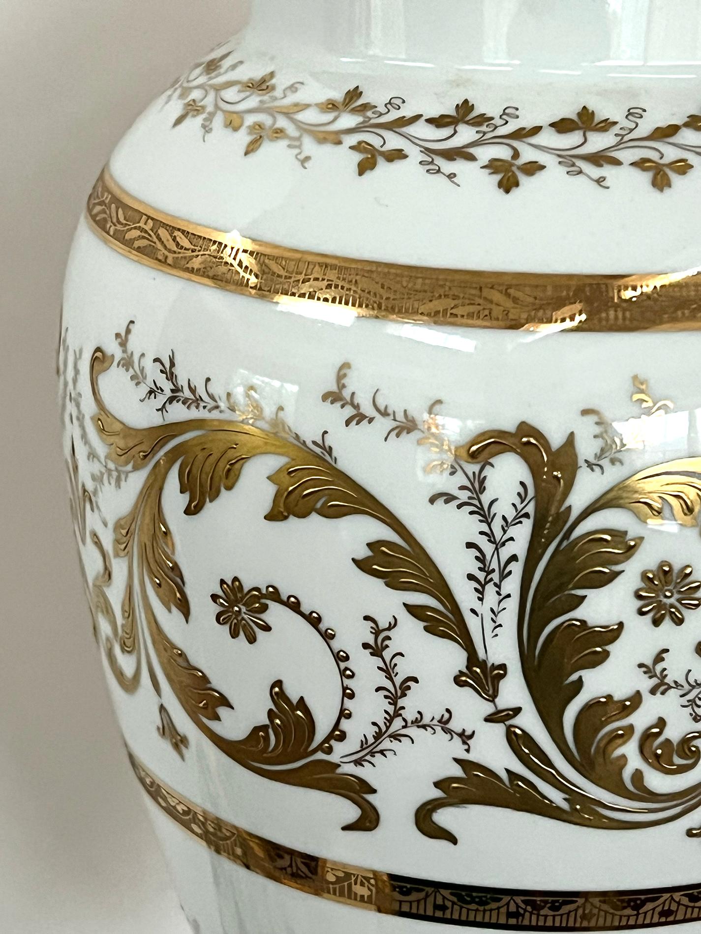 Vernissé Paire de pots à couvercle avec décoration dorée de Marbro Lamp Co.  en vente