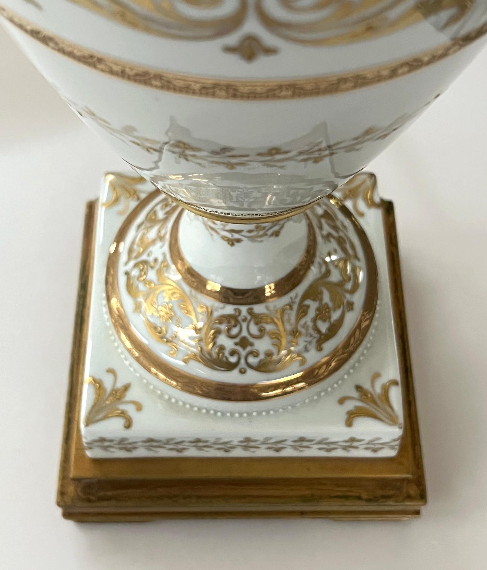 Porcelaine Paire de pots à couvercle avec décoration dorée de Marbro Lamp Co.  en vente