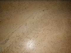 Pareja de mesas auxiliares francesas de roble encalado con travertino de Fournier Decoration