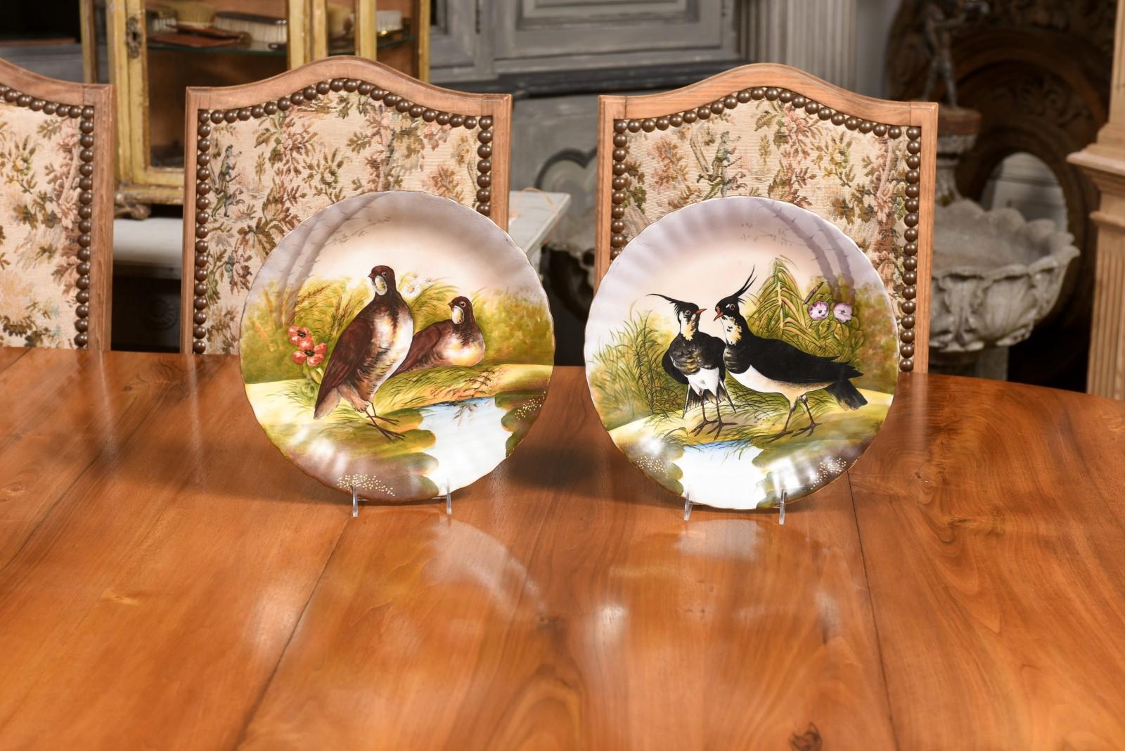 Paar französische Limoges-Porzellan-Dekoteller mit Paaren von Vögeln (Französisch) im Angebot