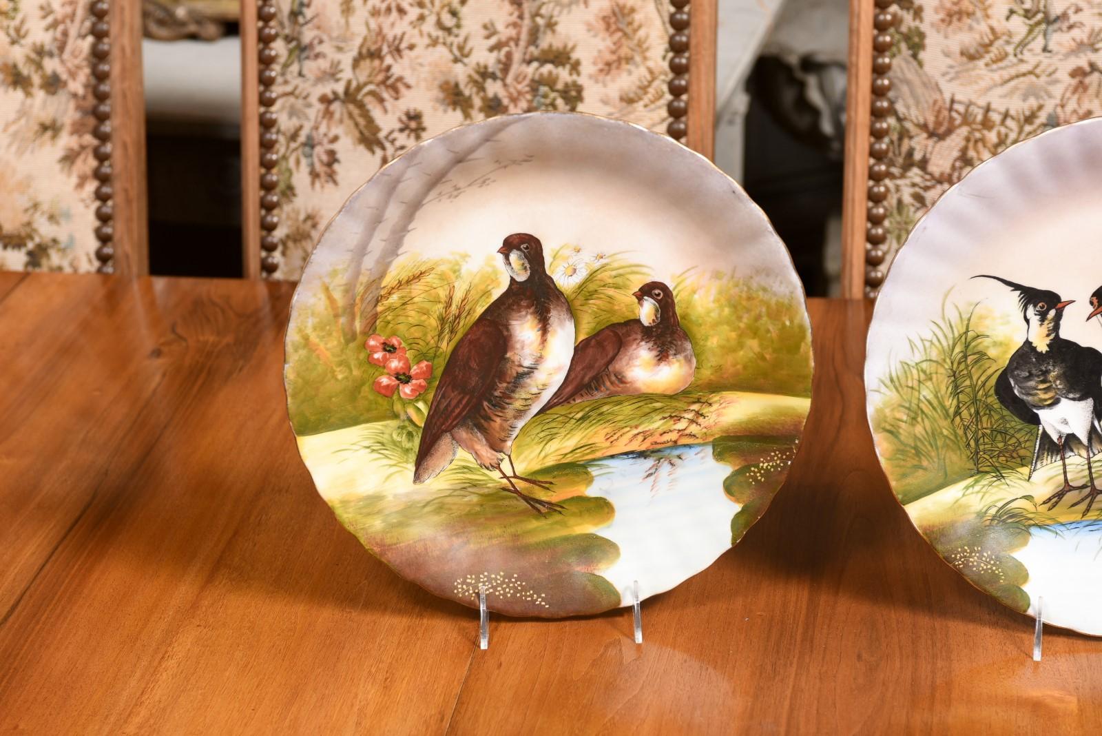 Paar französische Limoges-Porzellan-Dekoteller mit Paaren von Vögeln im Zustand „Gut“ im Angebot in Atlanta, GA