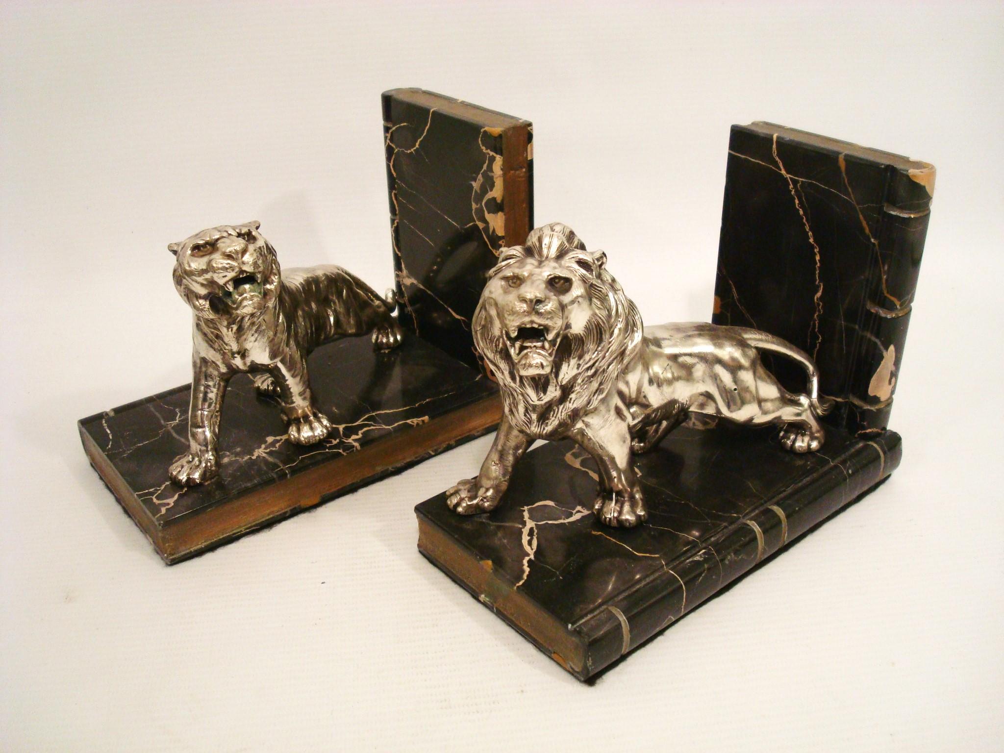 Stile impero Coppia di fermalibri francesi con leone e tigre in vendita