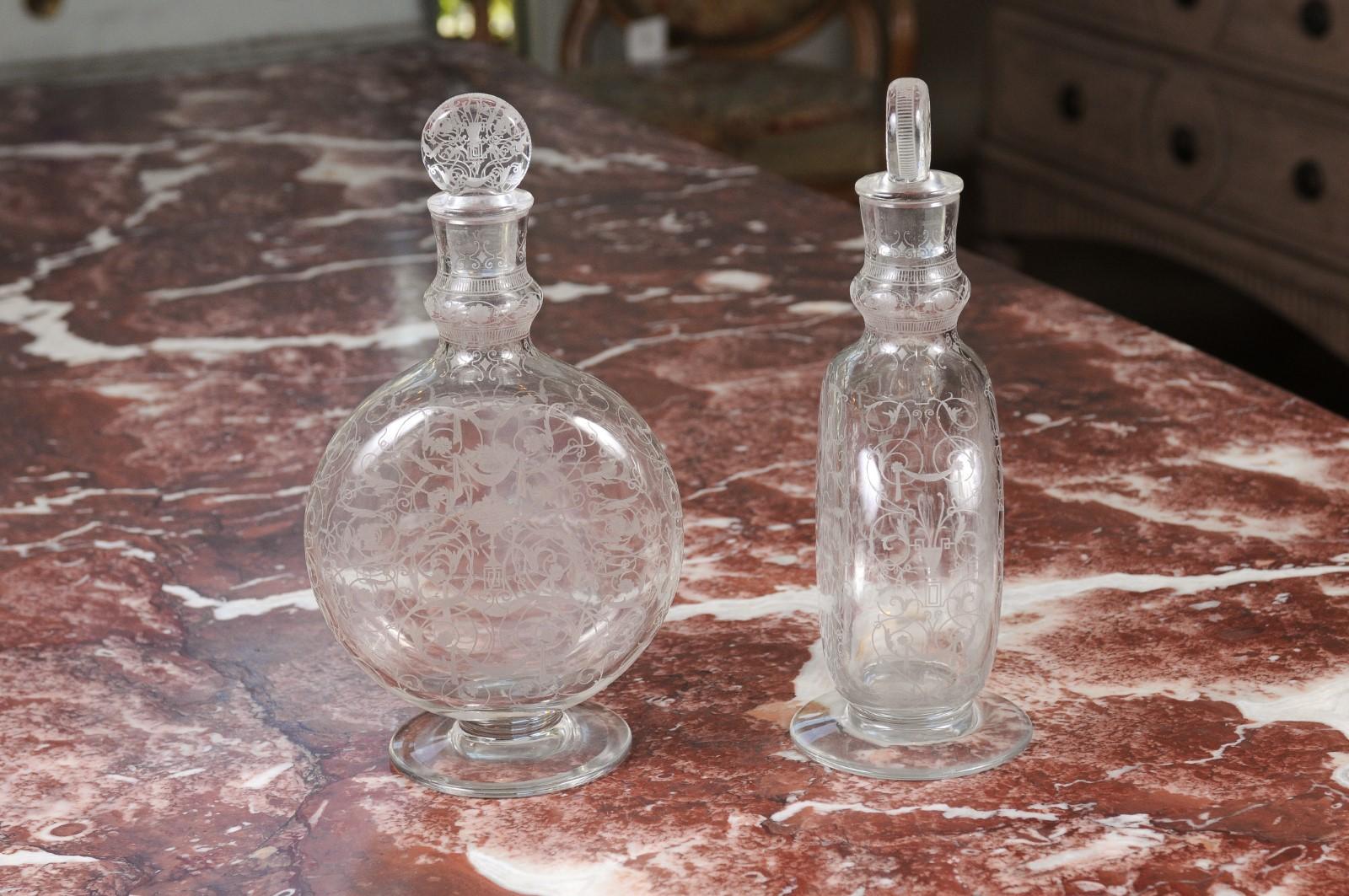 Pair of French Louis-Philippe 1830s Baccarat Crystal Carafes with Etched Decor For Sale 3