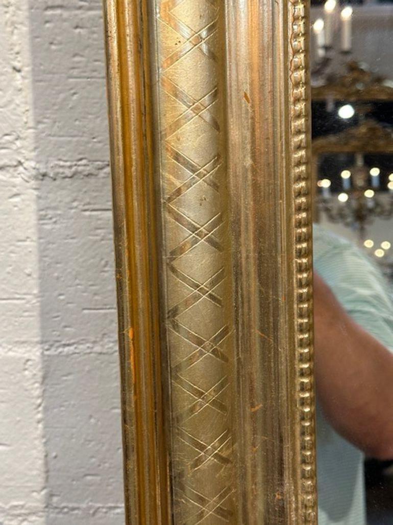 Milieu du XXe siècle Paire de miroirs français Louis Philippe à feuilles d'or en vente