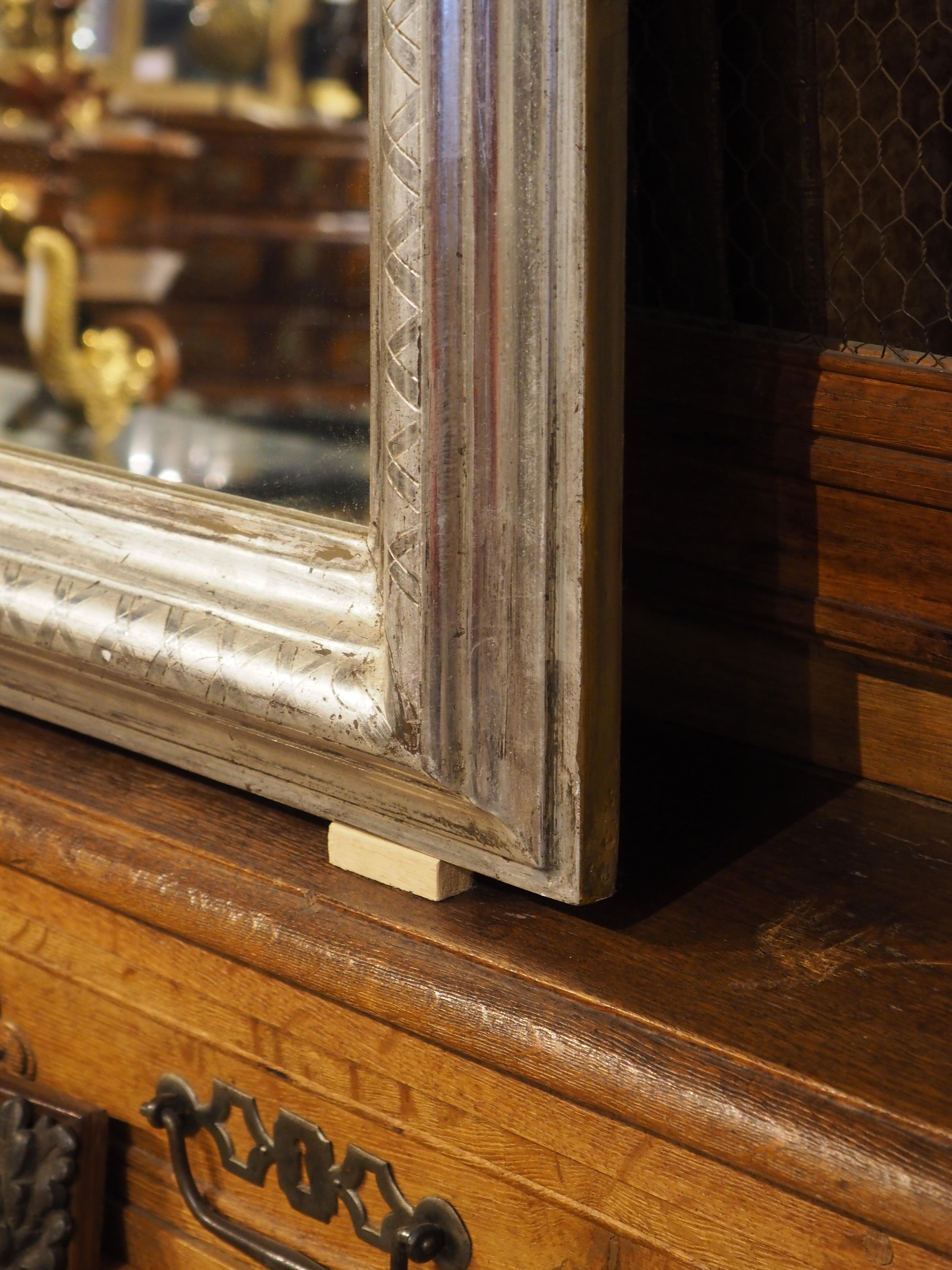 Paire de miroirs à feuilles d'argent de style Louis Philippe avec décor en X en vente 7