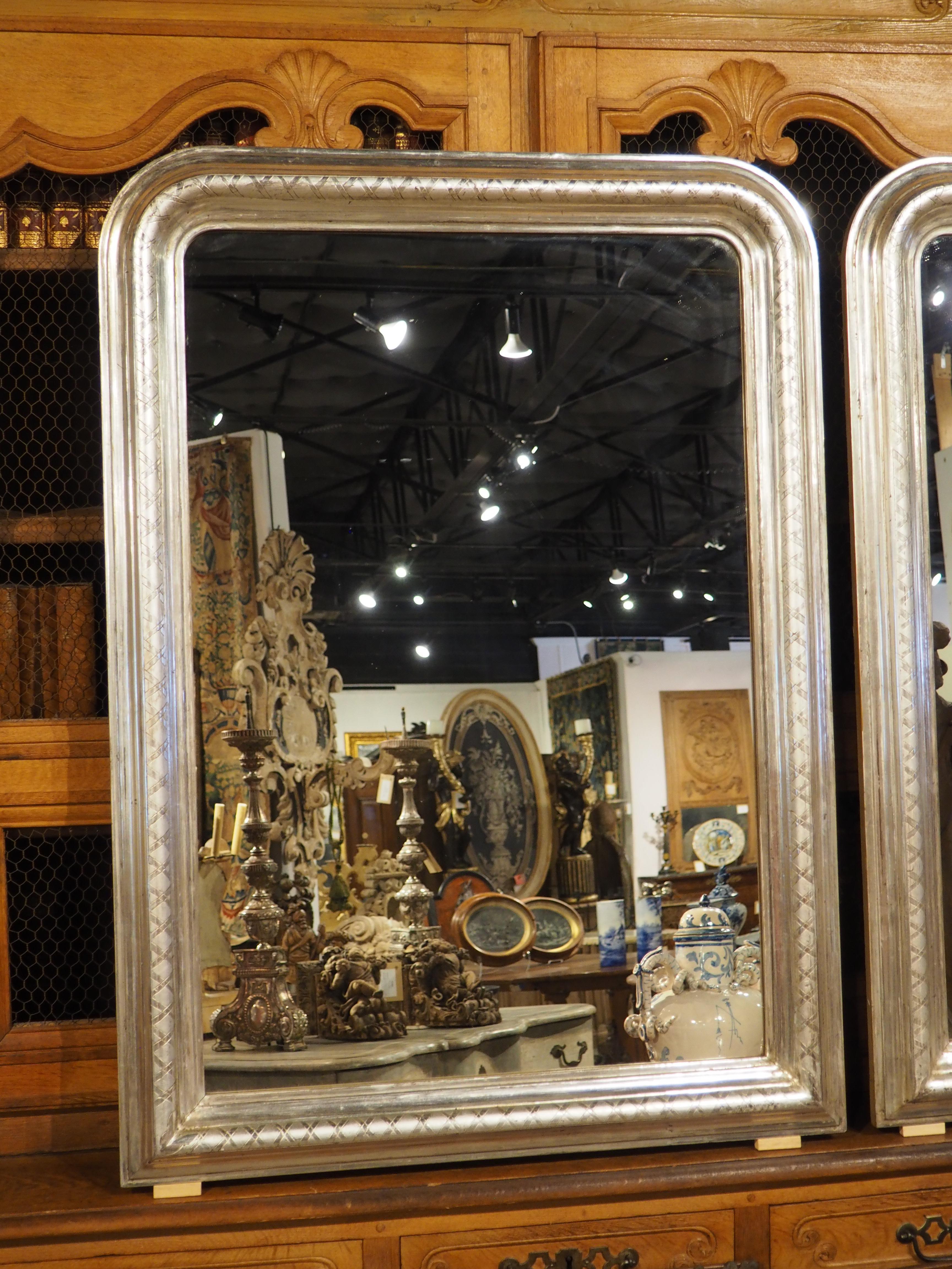 Sculpté à la main Paire de miroirs à feuilles d'argent de style Louis Philippe avec décor en X en vente