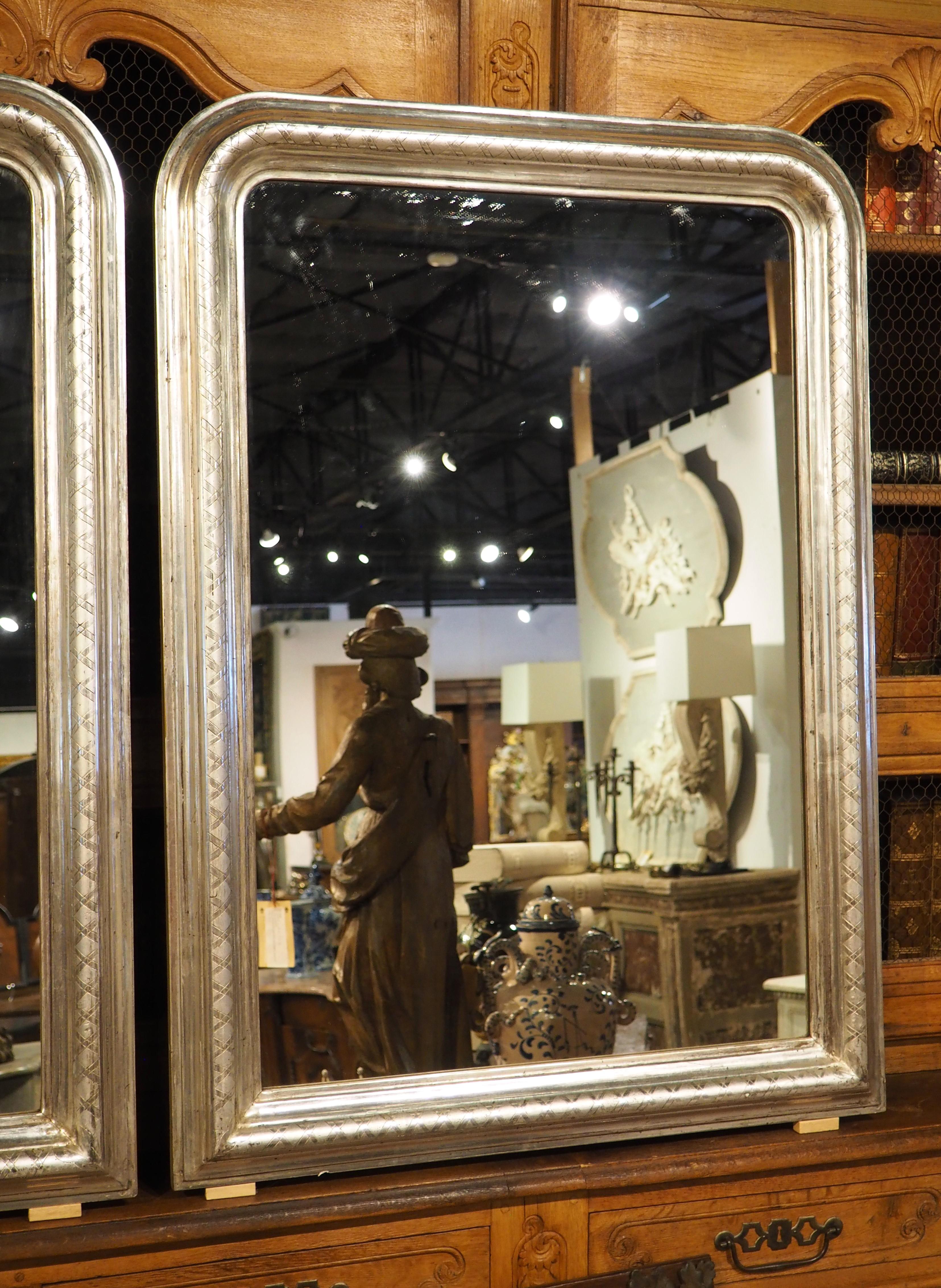 Paire de miroirs à feuilles d'argent de style Louis Philippe avec décor en X Bon état - En vente à Dallas, TX