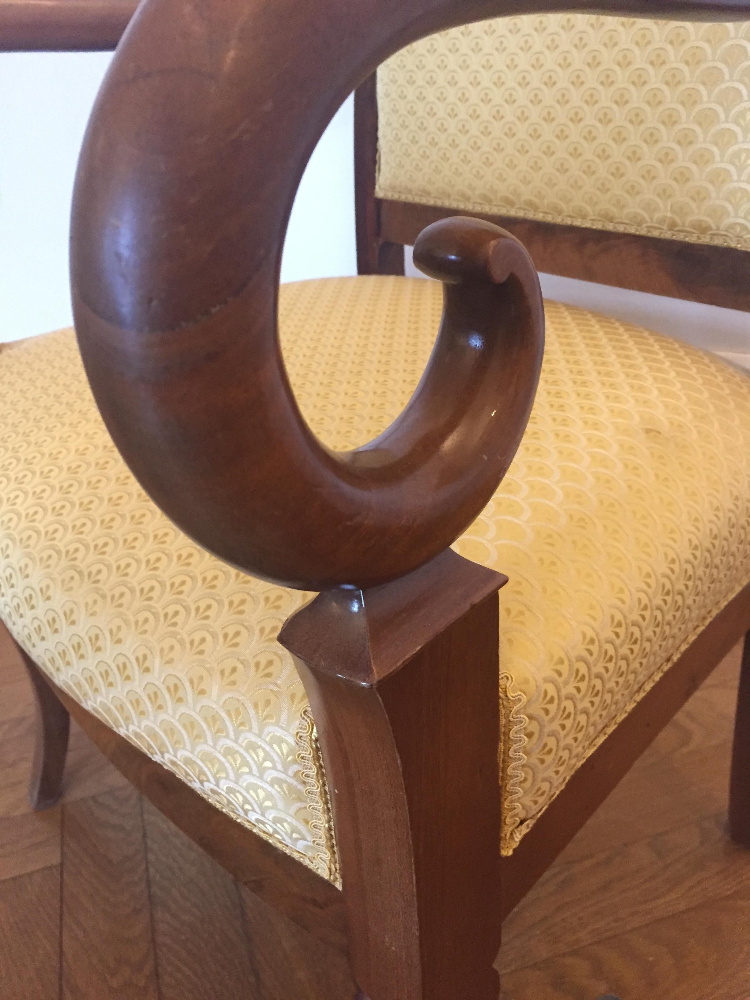 Elegant and great design for this pair of French mahogany armchairs recovered with a yellow silk fabric
The lines of the armrest is an elegant curved design, as well for the front and back legs.
Very good condition.