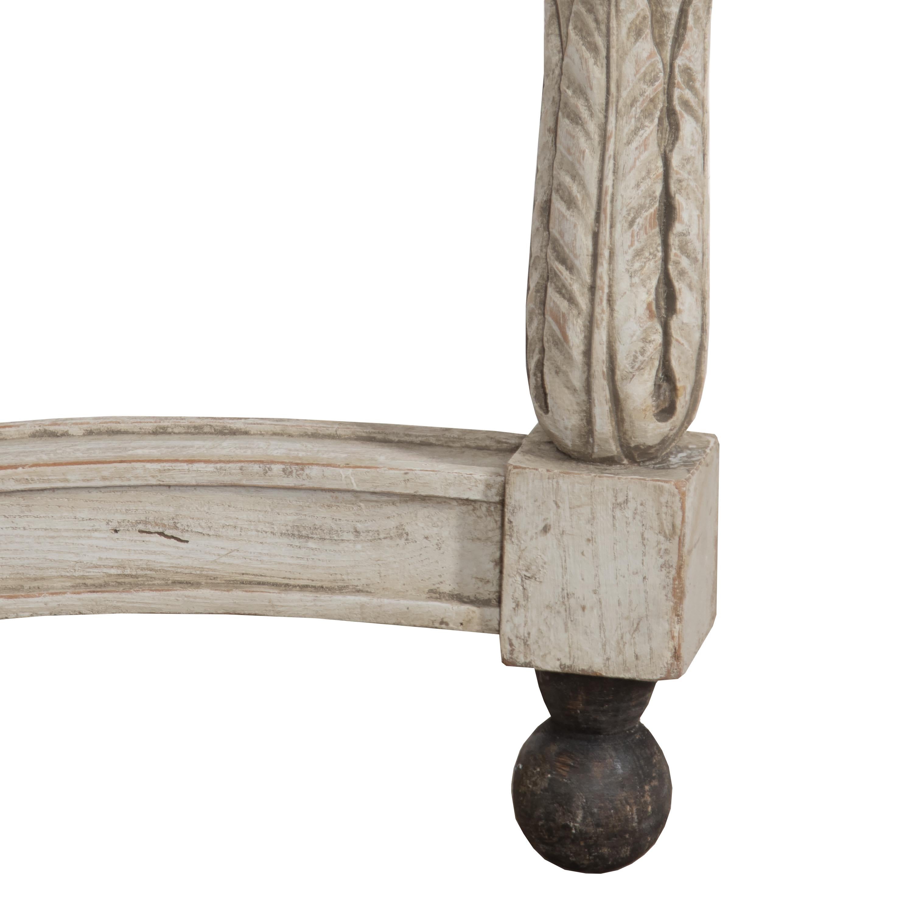 Paire de consoles Louis Seize du XVIIIe siècle.
Avec des détails décoratifs sculptés à l'avant et des pieds en forme reposant sur des feuilles d'acanthe et des pieds en boule.
Les capots ont été repeints mais la carrosserie est en peinture