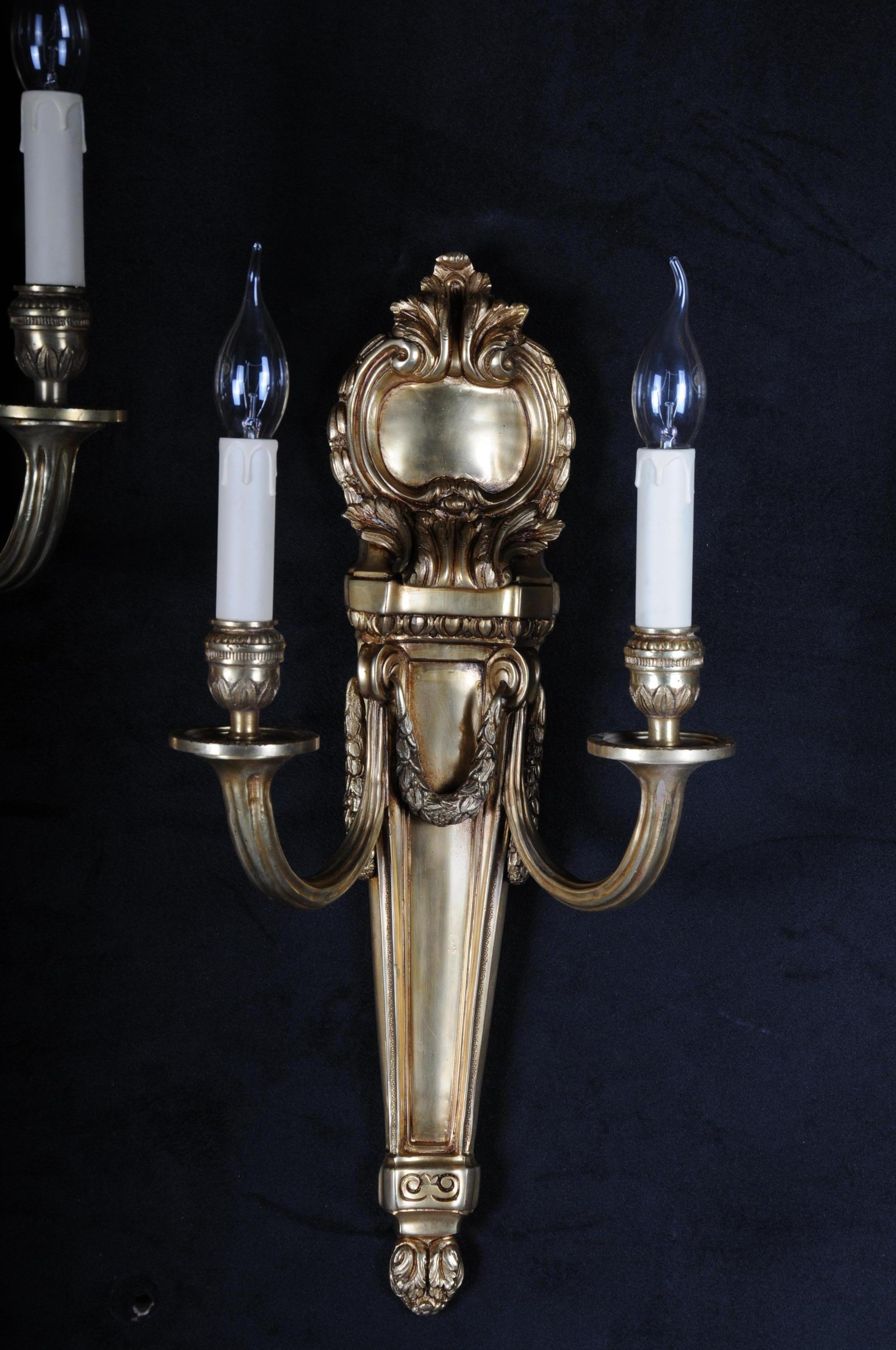 Pair of French Louis-Seize sconces / appliques

Bronze finely chiselled. Conically rising column shaft, crowned by plastic rocaille cartridges. Above, starting from two rising lighthouses.


(F-Sam-330).
