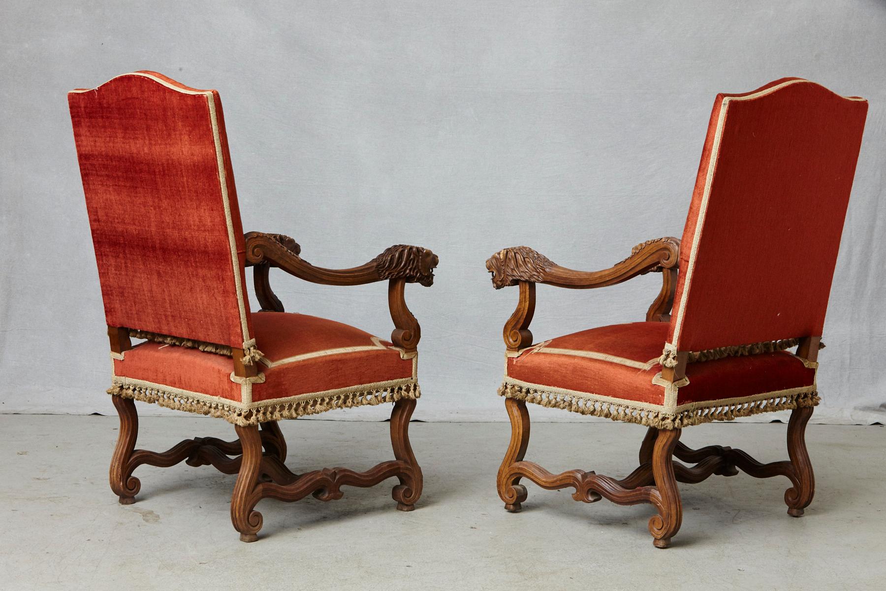 Pair of French Louis XIII Os De Mouton Throne Armchairs with  In Good Condition For Sale In Pau, FR
