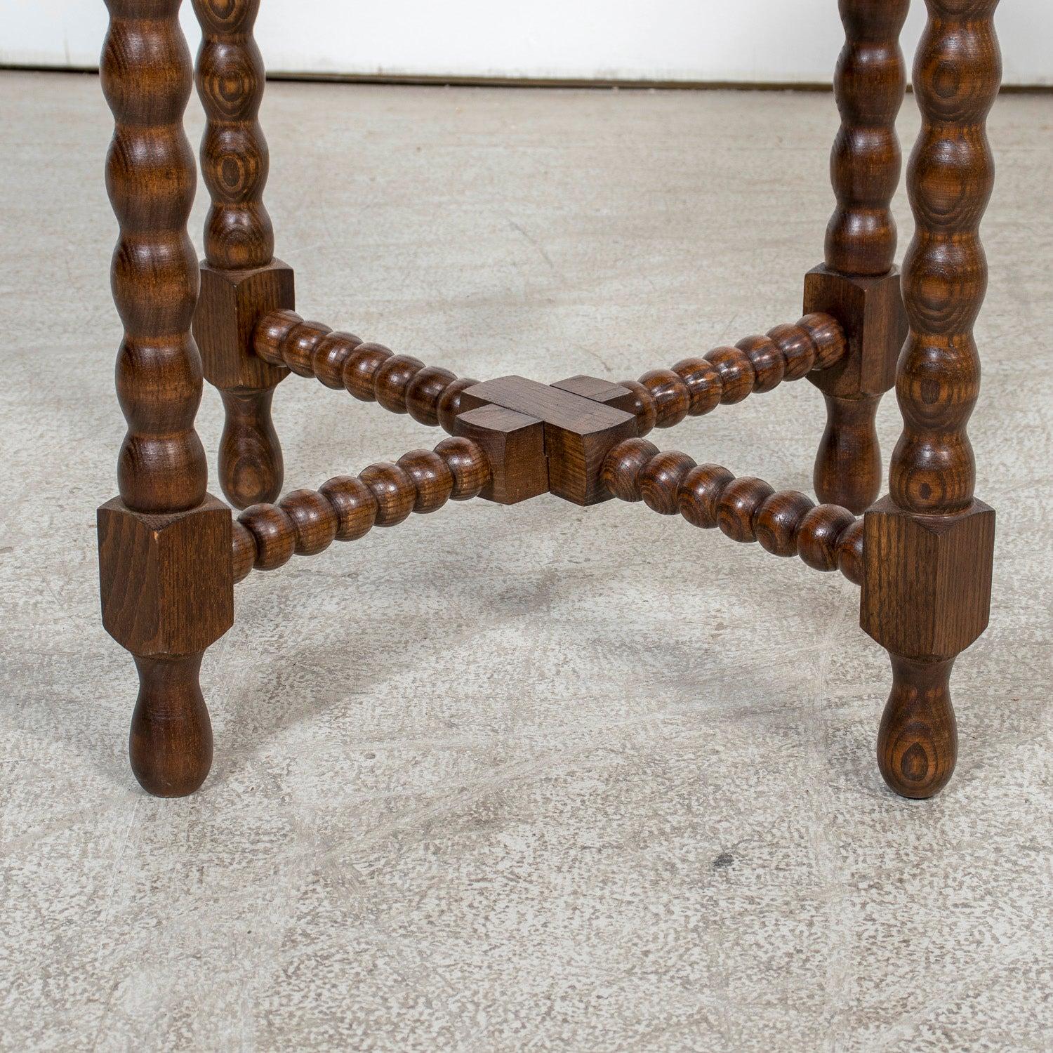 Pair of French Louis XIII Style Round Bobbin Leg Side Tables en vente 5