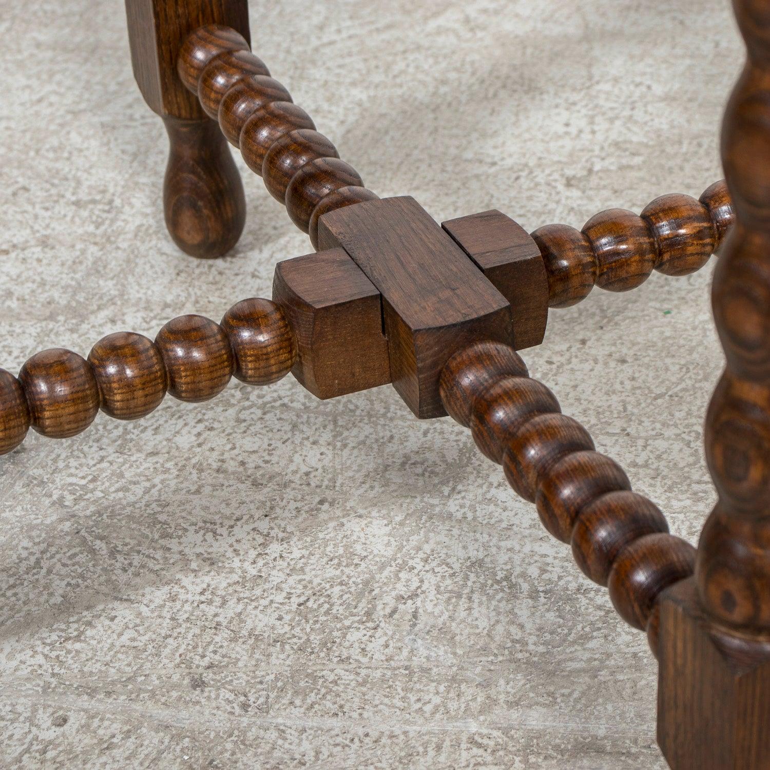 Pair of French Louis XIII Style Round Bobbin Leg Side Tables en vente 6