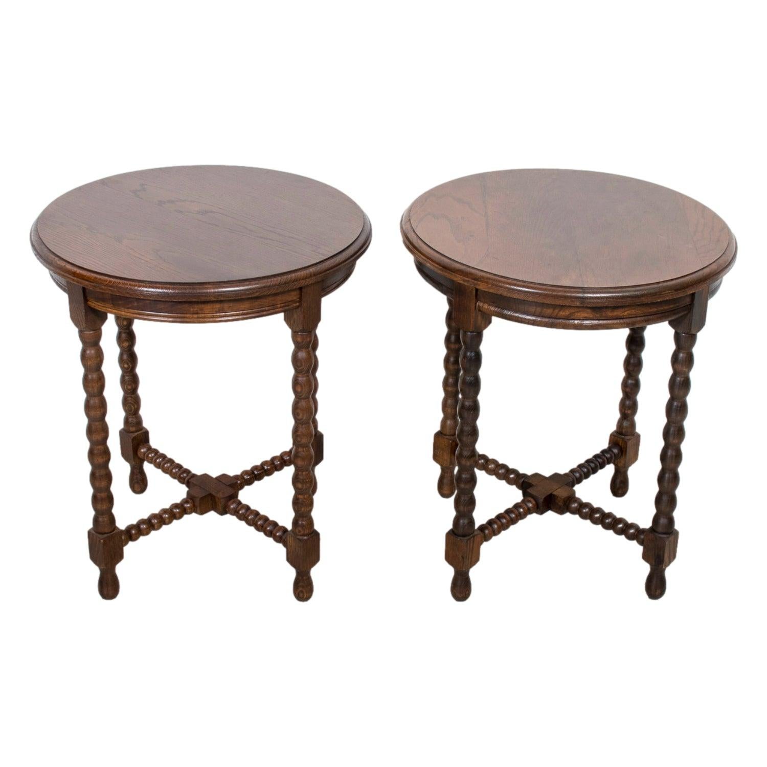 Une belle paire de tables françaises de style Louis XIII du début du 20e siècle, fabriquées à la main en chêne massif et richement patinées par un siècle d'utilisation. Fabriquées en Normandie vers les années 1920, ces tables rondes reposent sur des