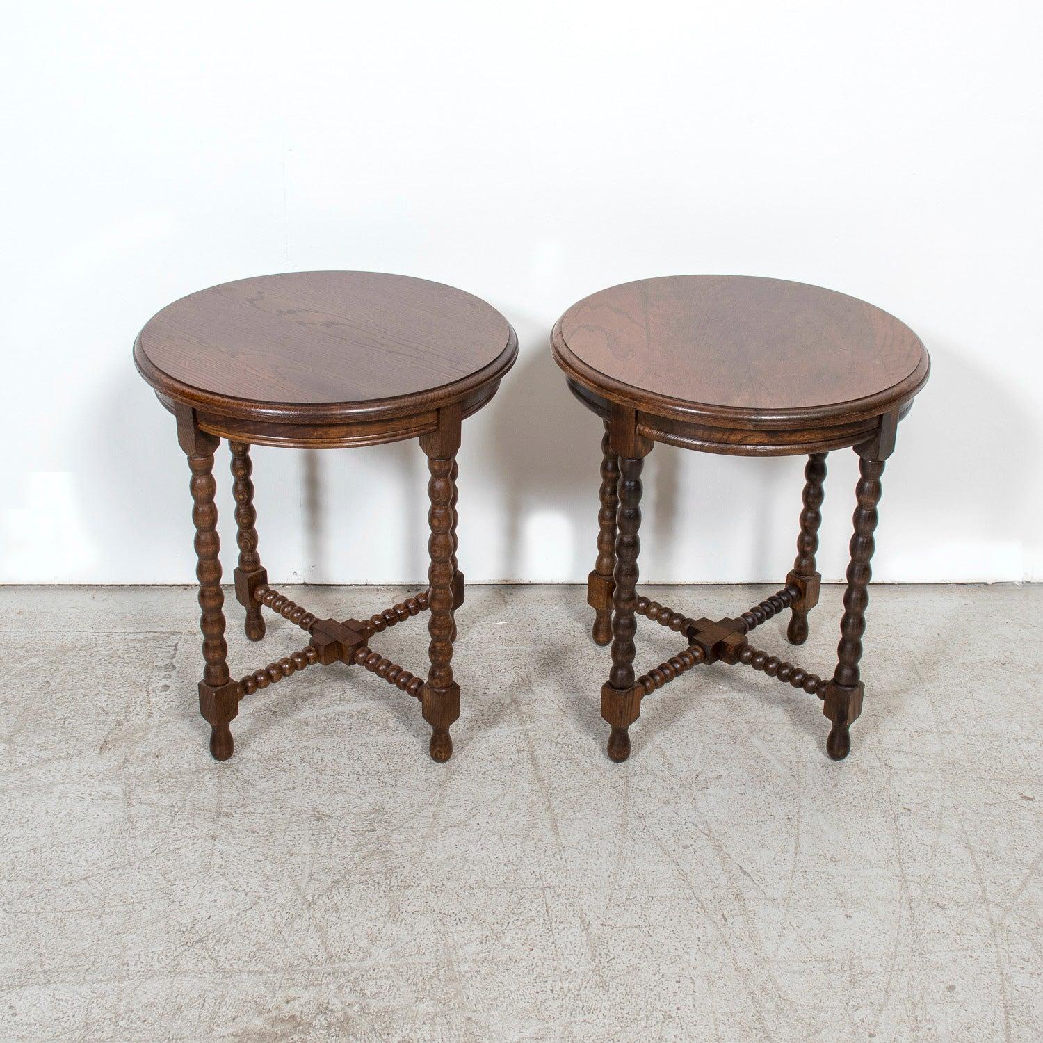 Français Pair of French Louis XIII Style Round Bobbin Leg Side Tables en vente