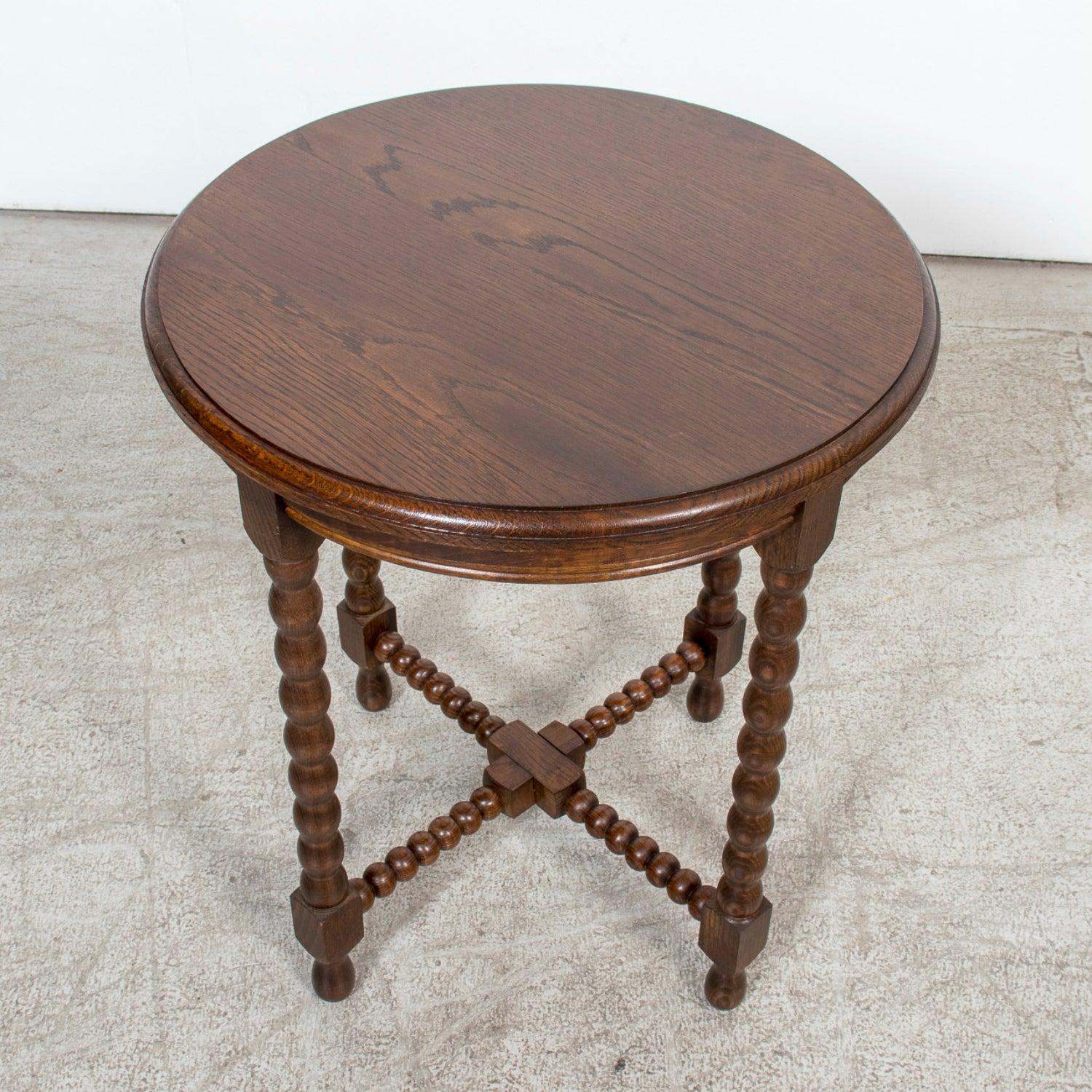 Chêne Pair of French Louis XIII Style Round Bobbin Leg Side Tables en vente