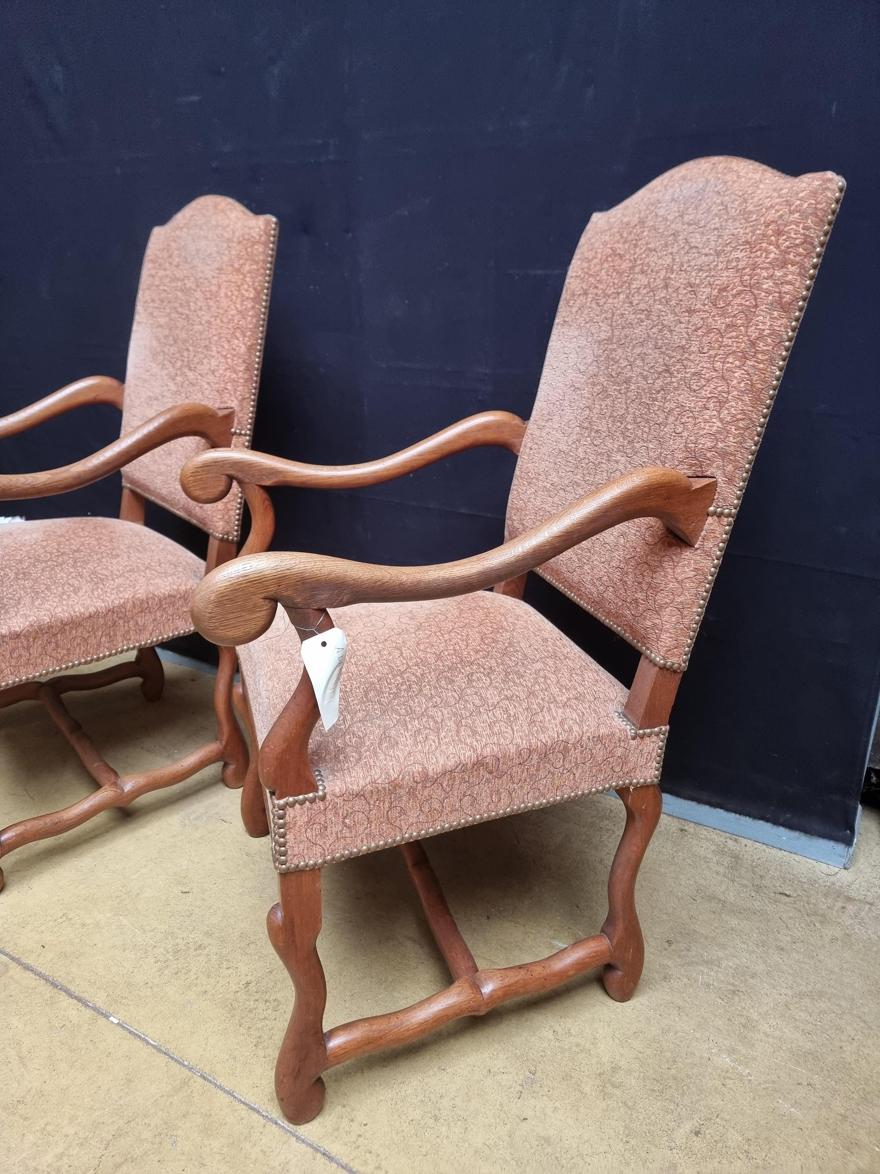 Paire de chaises Os de Mouton en noyer de style Louis XIII avec accoudoirs à volutes en vente 1