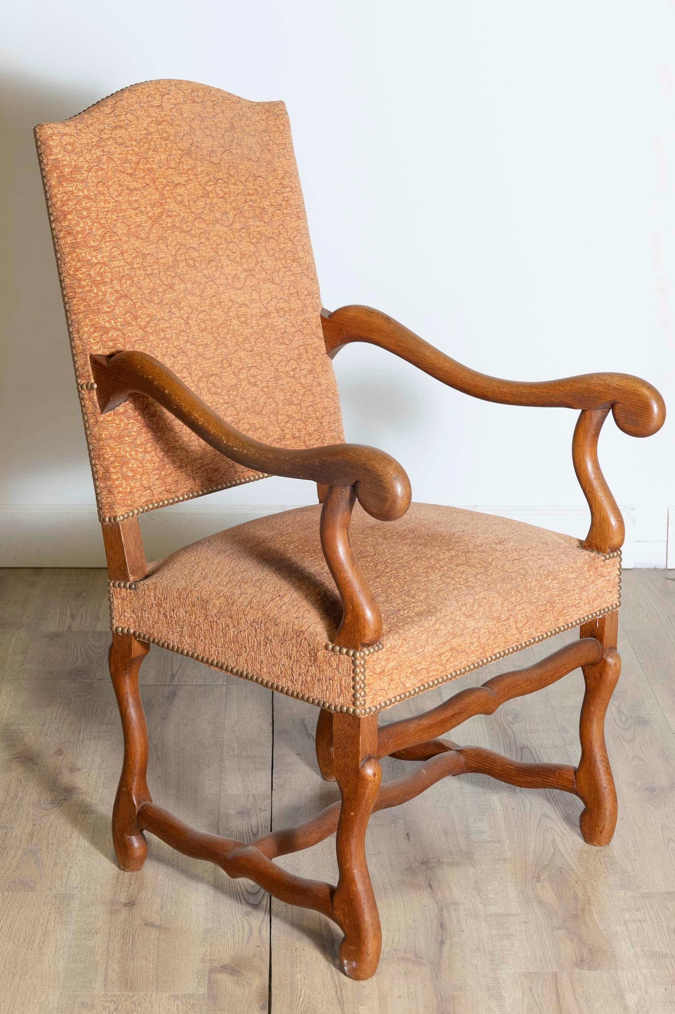 Intagliato Coppia di sedie francesi in stile Luigi XIII in legno di noce Os de Mouton con braccioli a spirale in vendita
