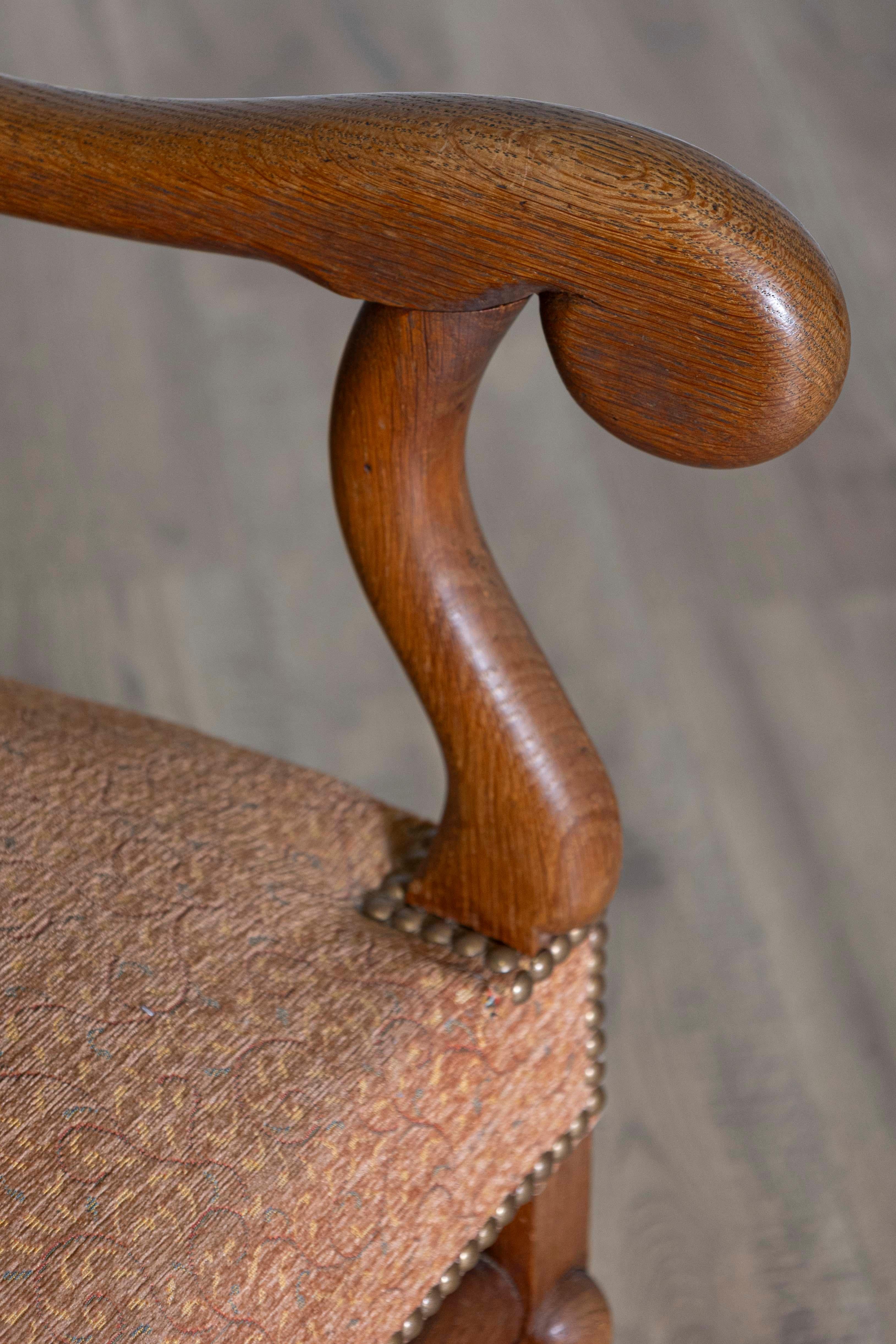 Coppia di sedie francesi in stile Luigi XIII in legno di noce Os de Mouton con braccioli a spirale In condizioni buone in vendita a Atlanta, GA
