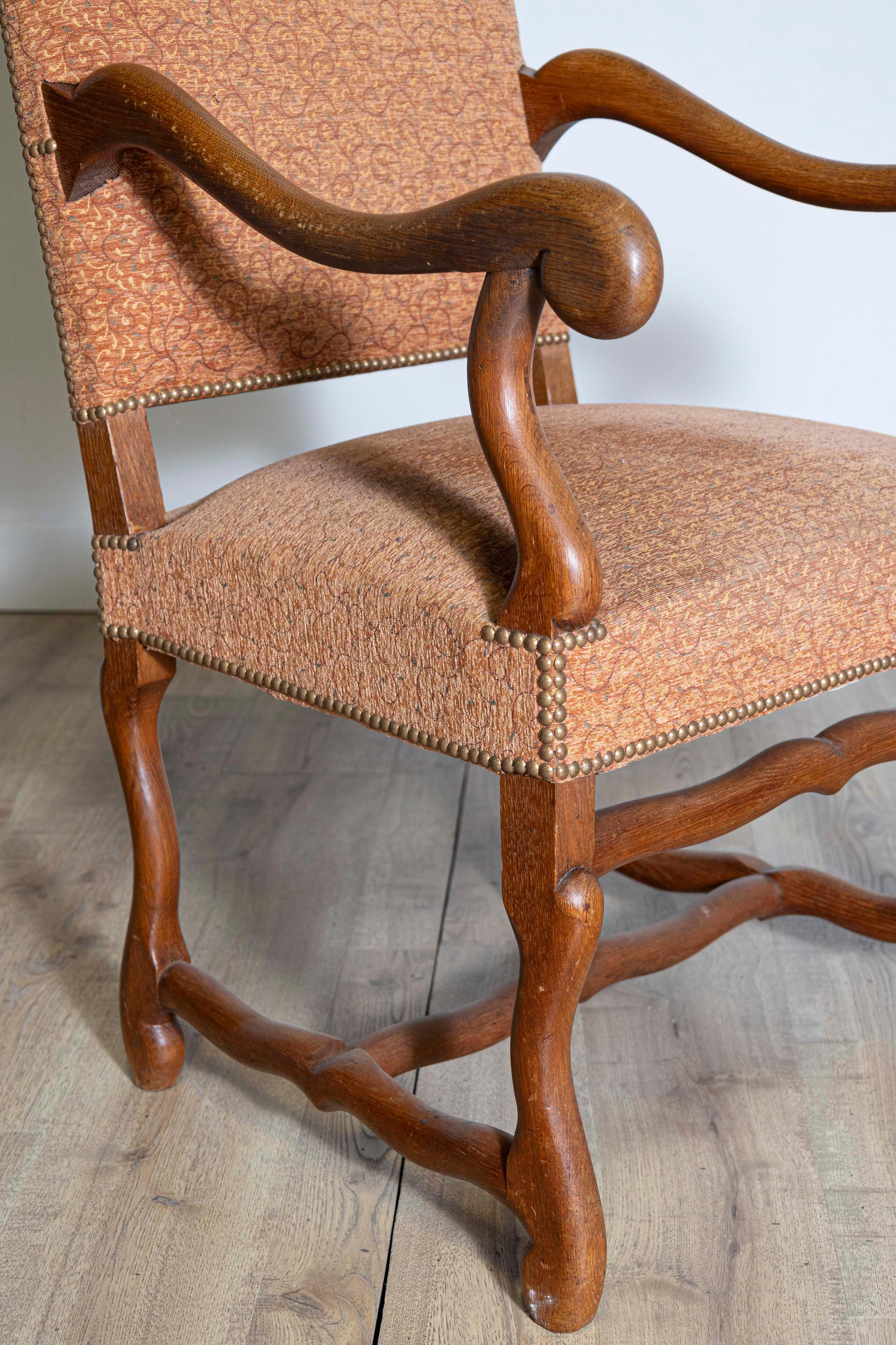 XX secolo Coppia di sedie francesi in stile Luigi XIII in legno di noce Os de Mouton con braccioli a spirale in vendita