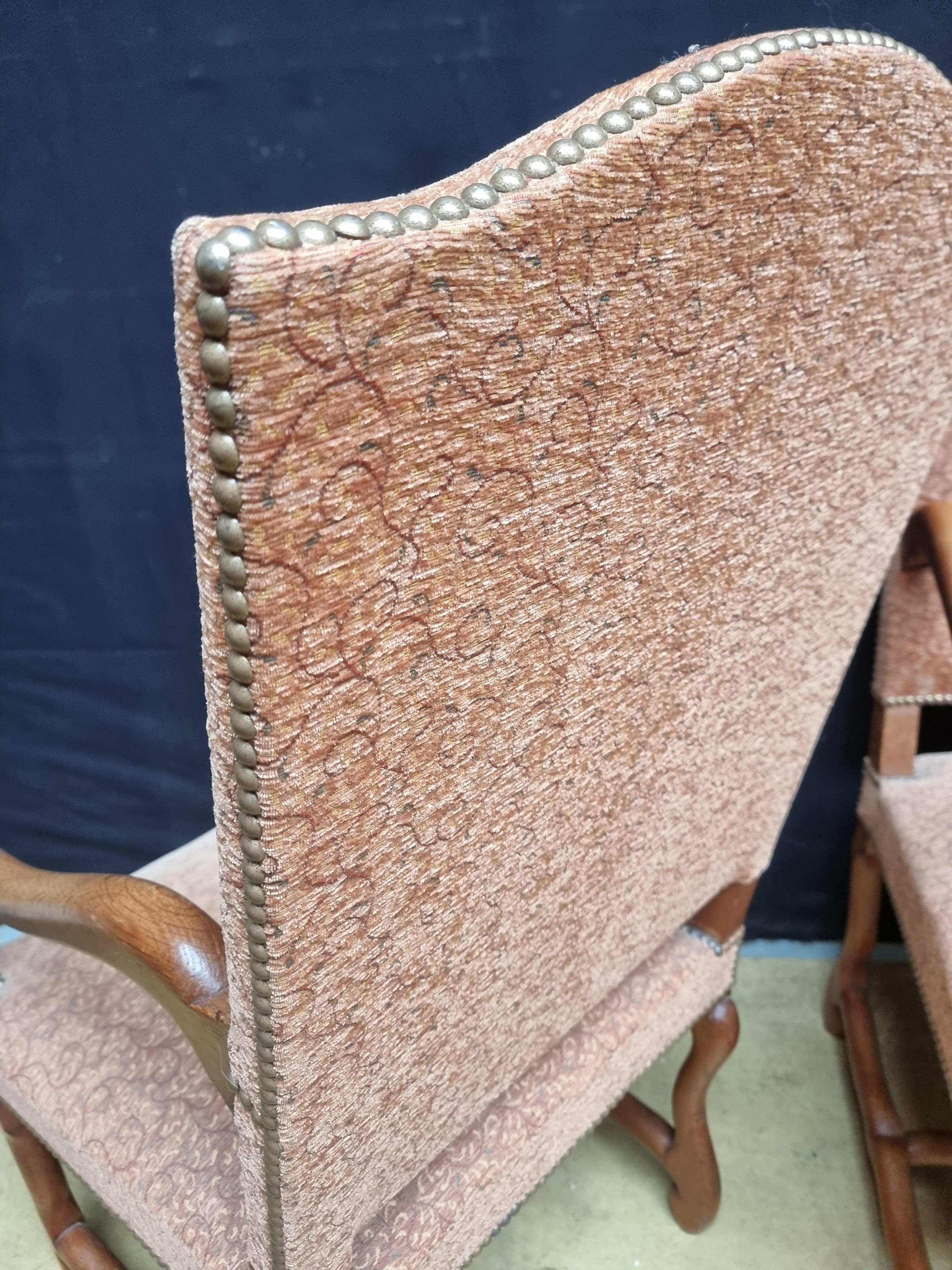 Paire de chaises Os de Mouton en noyer de style Louis XIII avec accoudoirs à volutes Bon état - En vente à Atlanta, GA